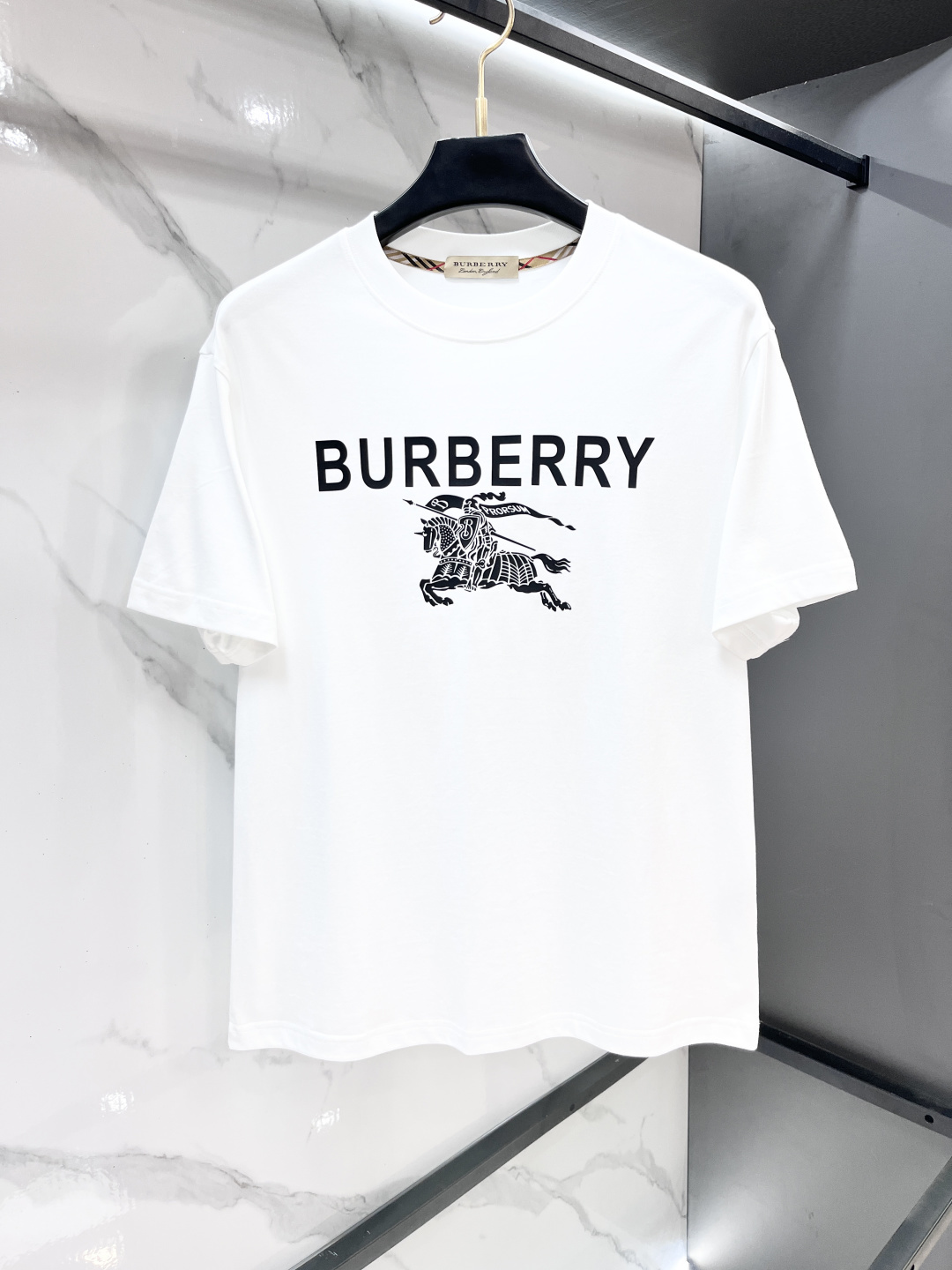 NO:912573,Burberry's 2026 spring and summer new original men's round neck short-sleeved T-shirt is on sale at the counter simultaneously. Popular style. Simple, fashionable and versatile. High-end quality. Embroidered logo pattern on the chest. Customized high-quality long-staple cotton fabric. Comfortable to wear. Breathable. High-grade and textured. Simple, generous and decent. Fashionable without losing personality. The upper body is casual and casual. Handsome and stylish, showing the temperament of a big brand.……………………………………………………  SizeM-XXXL,,burberry,T-shirt,tees,t-shirt,19860909巴宝莉 2026春夏新款原单男士圆领短袖T恤 柜台同步发售 爆款 简洁时尚百搭 高端品质 胸前刺绣logo图案设计 定制优质长绒棉面料 穿着舒适 透气 档次高很有质感 简单大方得体 时尚不失个性 上身休闲随性 帅气有型 彰显大牌气质.………………………………………………… SizeM-XXXL,,burberry,T-shirt,tees，t-shirt,,Men's clothing