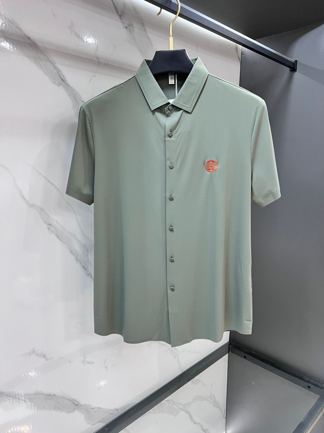 NO:912606,Hermès 2026s autumn new shirt, customized top-notch cool nylon seamless shirt!  Designed with heavy craftsmanship, embellished with logos of fashionable big-name elements, the upper body has a great shape, and the fabric is fine, comfortable and breathable. It looks great with any combination and is a must-have for fashionable men!  ……………………………………………………………… SizeM-XXXXL,,hermes,shirts,19860909爱马仕 2026s秋季新款衬衫,定制顶级冰爽锦氨无痕衬衫！重工艺设计,时尚大牌元素logo点缀,上身版型超赞,面料细腻舒适透气,随意搭配都超级好看时尚型男必备款哦！…………………………………………………… SizeM-XXXXL,,hermes,shirts,,Men's clothing