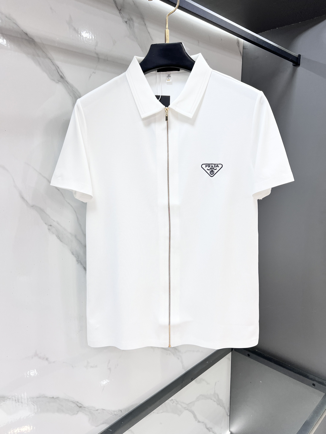 NO:912608,Prada 2026ss new lapel zipper short-sleeved shirt, customized top-notch cool nylon seamless shirt!  Designed with heavy craftsmanship, embellished with logos of fashionable big-name elements, the upper body has a great shape, and the fabric is fine, comfortable and breathable. It looks great with any combination and is a must-have for fashionable men!  ……………………………………………………………… SizeM-XXXXL,,prada,shirts,T-shirt,19860909普拉达 2026ss新款翻领拉链短袖衬衫,定制顶级冰爽锦氨无痕衬衫！重工艺设计,时尚大牌元素logo点缀,上身版型超赞,面料细腻舒适透气,随意搭配都超级好看时尚型男必备款哦！…………………………………………………… SizeM-XXXXL,,prada,shirts,T-shirt,,Men's clothing