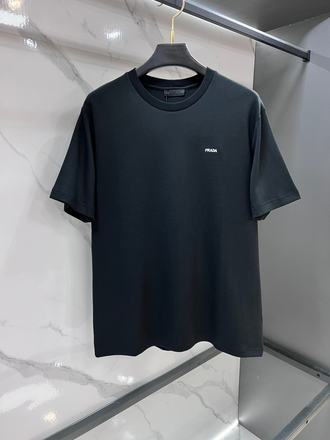 NO:915326,Prada 2026 spring and summer new style debut counter latest short-sleeved round neck T-shirt, high-end customization, avant-garde and fashionable design!  The brand logo is designed with heavy craftsmanship. High-end customized cotton fabric. Soft to the touch. Comfortable to wear. Exquisite stitching at the counter level. Fine workmanship. The upper body effect is incomparably handsome!  …………………………………………… Size S-XL,,prada,T-shirt,tees,t-shirt,19860909普拉达 2026春夏新款首发专柜最新款短袖圆领T恤 高端订制 设计前卫时尚！品牌logo重工艺设计 高端定制棉面料.手感柔软.穿着舒适.专柜级别精致车线.做工精细.上身效果无敌帅气！………………………………………………… Size S-XL,,prada,T-shirt,tees，t-shirt,,Men's clothing