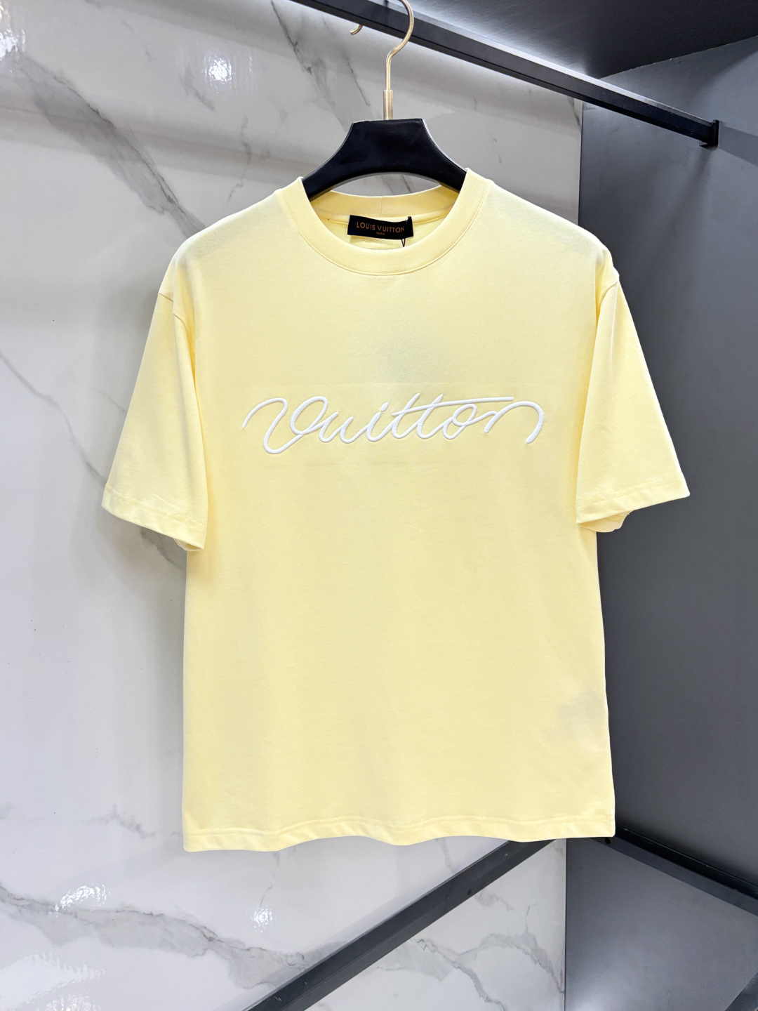 NO:915332,Lv 2026FW classic cotton T-shirt welcomes the coming spring with refreshing colors. 3D embroidery presents the handwritten Vuitton logo on the chest, and the Marque 1.Vuitton Déposée woven label is decorated on the back, adding a finishing touch and injecting elegance into casual wear. The woven label on the back For pure cotton products, please wrap the laundry bag in cold water and wash separately to dry naturally. Do not soak in warm water!  ……………………………………………………………… SizeS-XXL,,louis vuitton,19860909Lv 2026FW 经典棉质 T 恤以清逸色彩迎接春日来临.3D 刺绣于胸前呈现手写体 Vuitton 标识,后部饰有 Marque 1.Vuitton Déposée 梭织标签,增添点睛妙笔,可为休闲着装注入雅致.后部饰有梭织标签 纯棉制品请反面冷水包裹洗衣袋单独洗涤自然晾干,切勿温热水浸泡！…………………………………………………… SizeS-XXL,,louis vuitton,,Men's clothing