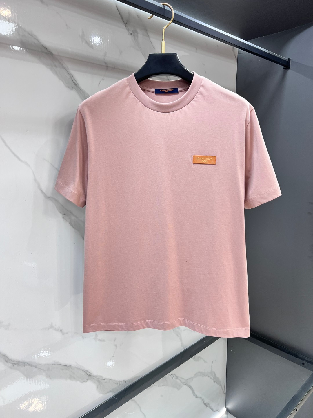 NO:915305,Lv 2026FW This high-quality cotton half-sleeved T-shirt enters the show with a simple design. The genuine leather logo is subtle on the chest, and the Marque 1.Vuitton Déposée logo woven patch is on the back. Cotton. Ribbed collar. Logo leather patch on the chest. Logo patch on the back. Please dry clean or wrap it inside out in cold water and wash it separately in a laundry bag to dry naturally. Iron on the back at medium temperature and do not soak in warm water!  …………………………………………… Size S-XL,,louis vuitton,tees,t-shirt,19860909Lv 2026FW 本款优质棉质半袖T恤以简单设计迈入秀场.真皮标识含蓄点缀胸前,Marque 1.Vuitton Déposée 标识梭织贴饰栖身背后. 棉.罗纹衣领.胸前饰有标识皮章.后部配有标识贴饰 请干洗或反面冷水包裹洗衣袋单独洗涤自然晾干反面中温熨烫,切勿温热水浸泡！………………………………………………… Size S-XL,,louis vuitton,tees，t-shirt,,Men's clothing