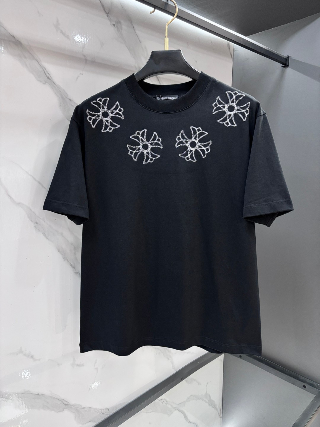 NO:915308,Croxin 26SS new spring and summer short-sleeved version. The highest version is customized with high-end pure cotton fabric. Simple and fashionable style, the color is super beautiful!  Classic logo design, simple and elegant style!  Full of high-end sense, can be worn in all seasons. Simple European style, simple and elegant, fashionable and versatile!  ……………………………………………………………… SizeS-XXL,,chrome hearts,T-shirt,19860909克罗心 26SS新款春夏短袖 最高版本客供定制高端纯棉面料 简单时尚款,配色超级好看！经典logo的设计 简单大方的款式！满满的高级感,四季可穿.简欧风格,简洁大气时尚百搭！…………………………………………………… SizeS-XXL,,chrome hearts,T-shirt,,Men's clothing