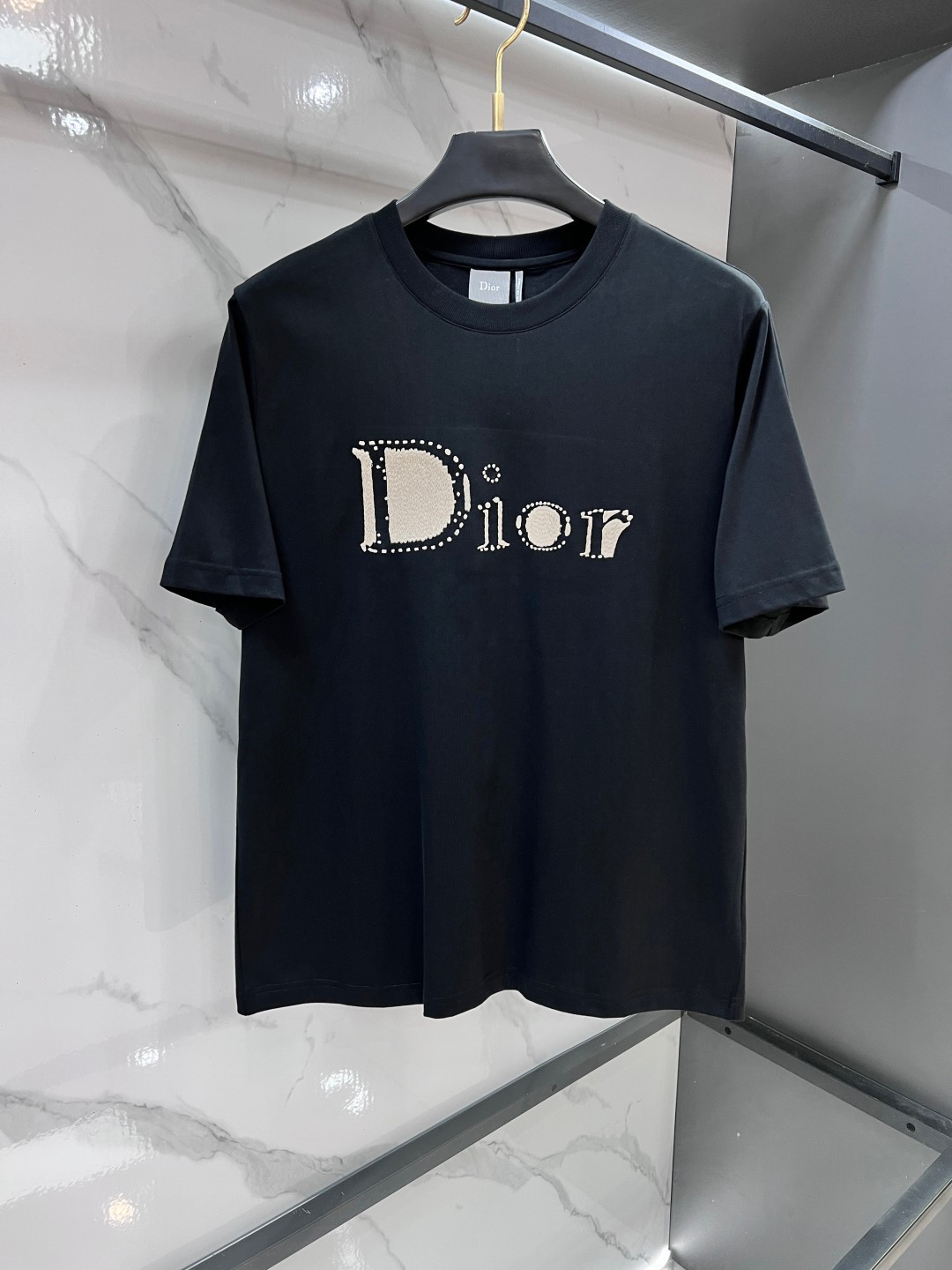 NO:915364,Dior 2026FW This T-shirt is a new addition to the 2026 summer men's collection and is an example of Dio*'s exquisite craftsmanship. It is carefully made of white cotton jersey fabric and decorated with Dio* Reverse embroidery presented by Jonathan Anderson, showing a personalized and modern effect. It can be layered with a jacket to create a contrasting look. Decorated with Dio* Reverse embroidery on the front.………………………………………………………………  SizeS-Xl,,dior,dior,versace,jackets & coats,tees,t-shirt,19860909迪奥 2026FW 这款T恤是二零二六夏季男装系列新品,是展现 Dio* 精湛工艺的典范之作.采用白色棉质平纹针织面料精心制作,饰以由乔纳森安德森（onathan Anderson） 倾情呈献的 Dio* Reverse 刺绣,彰显个性现代效果.可与夹克叠搭,打造对比鲜明的造型.正面饰以 Dio* Reverse 刺绣.…………………………………………………… SizeS-Xl,,dior,dior,versace,jackets & coats,tees，t-shirt,,Men's clothing