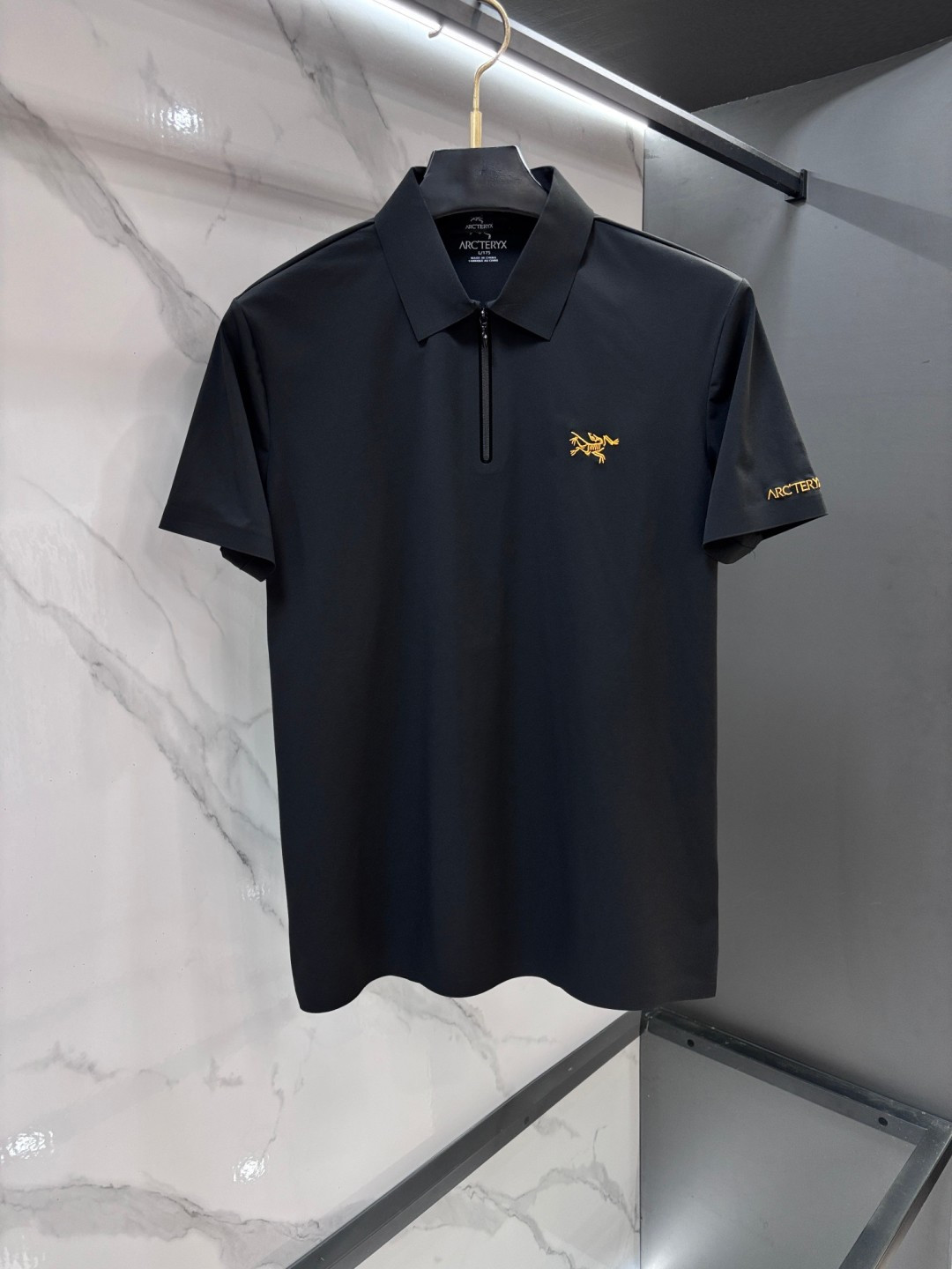 NO:915370,Arc'teryx 2026ss new summer product, men's no-iron anti-quick-drying business short-sleeved POLO shirt, rarely available through trading company channels, ahead of GW sales!  Summer show item, unique texture!  The fabric is silky and shiny, no-iron, anti-wrinkle and full of drape. No matter how you ravage it, it will remain as smooth as ever!  The fabric is made from custom-made imported polyester fiber fabrics. The fabric is wrinkle-resistant, lightweight and easy to care for. It feels light, silky and delicate. It has excellent breathability, moisture absorption and quick-drying properties. The upper body has a cooling effect. It is definitely the best choice for your summer wardrobe. If you get the actual product, you will definitely have an endless desire to repurchase!  The exquisite and smooth hemming and routing technology can withstand the harsh scrutiny and severe test of the masses. The first-class tailoring with basic fit makes the upper body three-dimensional and tall, handsome and charming!  …………………………………………………… SizeM-XXXXl,arc'teryx,T-shirt,19860909始祖鸟 2026ss夏季新品,男士免烫抗速干商务短袖POLO衫,贸易公司渠道稀出,领先GW发售！夏季秀款单品,独特纹理！面料丝滑冰感有光泽,免烫抗皱垂感十足,不论你如何蹂躏都会顺滑如初！ 面料精选客供定制进口聚酯纤维面料制成,面料抗皱轻盈好打理,手感轻薄丝滑细腻,拥有着极佳的透气吸湿速干性能,上身自带降温功效,绝对是夏日衣橱中不二之选,实物到手绝对会让你有无限回购的渴望！精湛平顺的包边走线工艺,经得起群众苛刻的目光审视及严峻考验,基础合体的一流版型裁剪,上身立体挺拔,帅气迷人！…………………………………………………… SizeM-XXXXl,arc'teryx,T-shirt,,Men's clothing