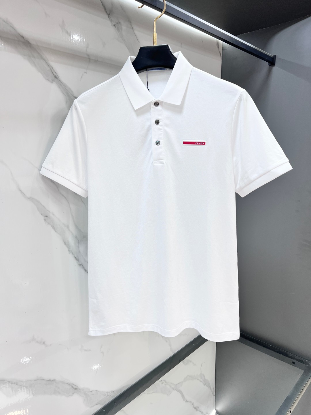 NO:915376,Prada 2026ss new summer product, men's no-iron anti-quick-drying business short-sleeved POLO shirt, rarely available through trading company channels, ahead of GW sales!  Lujia's summer show item, unique texture!  The fabric is silky and shiny, no-iron, anti-wrinkle and full of drape. No matter how you ravage it, it will remain as smooth as ever!  The fabric is made from custom-made imported polyester fiber fabrics. The fabric is wrinkle-resistant, lightweight and easy to care for. It feels light, silky and delicate. It has excellent breathability, moisture absorption and quick-drying properties. The upper body has a cooling effect. It is definitely the best choice for your summer wardrobe. If you get the actual product, you will definitely have an endless desire to repurchase!  The exquisite and smooth hemming and routing technology can withstand the harsh scrutiny and severe test of the masses. The first-class tailoring with basic fit makes the upper body three-dimensional and tall, handsome and charming!  …………………………………………… SizeM-XXXXL,,louis vuitton,prada,louis vuitton,T-shirt,19860909Prada 2026ss夏季新品,男士免烫抗速干商务短袖POLO衫,贸易公司渠道稀出,领先GW发售！驴家夏季秀款单品,独特纹理！面料丝滑冰感有光泽,免烫抗皱垂感十足,不论你如何蹂躏都会顺滑如初！ 面料精选客供定制进口聚酯纤维面料制成,面料抗皱轻盈好打理,手感轻薄丝滑细腻,拥有着极佳的透气吸湿速干性能,上身自带降温功效,绝对是夏日衣橱中不二之选,实物到手绝对会让你有无限回购的渴望！精湛平顺的包边走线工艺,经得起群众苛刻的目光审视及严峻考验,基础合体的一流版型裁剪,上身立体挺拔,帅气迷人！…………………………………………………… SizeM-XXXXL,,louis vuitton,prada,louis vuitton,T-shirt,,Men's clothing