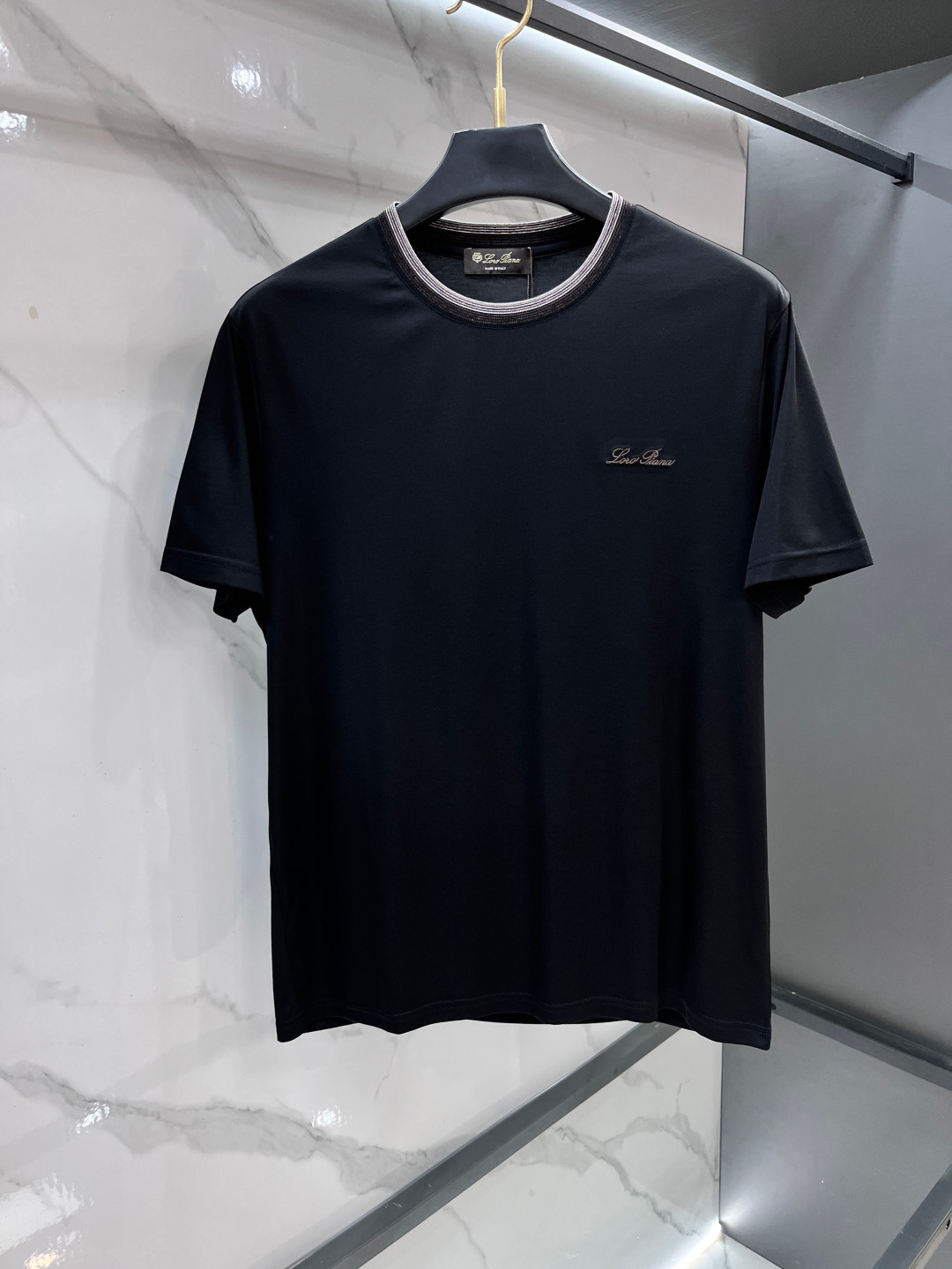 NO:952150,Lp counter's best-selling new short-sleeved T-shirt has a healing feel of 280g heavyweight pure cotton. The original board is customized with 32-count double-yarn pure cotton. It fits the skin as if it is wrapped in clouds. Be careful not to exaggerate the logo embroidered on the chest! The three-dimensional embroidered letters are densely embroidered. The stitching is so delicate that the texture can be seen clearly. The round neck + slightly loose version. The shoulder line falls naturally and does not block the neck. The hem just covers the waist line. It is versatile!  ……………………………………………………………… SizeM-XXXL,,loro piana,T-shirt,tees,t-shirt,19860909Lp 专柜热销新款短袖T恤280g重磅纯棉的治愈手感,原板定制32支双纱纯棉, 贴肤穿像被云朵包裹,胸口刺绣微标的小心机不是浮夸大logo!密线立体绣的字母,针脚精致到能看清纹理,圆领+微宽松版型,肩线自然垂落不卡脖子,下摆刚好盖住腰线, 百搭款！…………………………………………………… SizeM-XXXL,,loro piana,T-shirt,tees，t-shirt,,Men's clothing