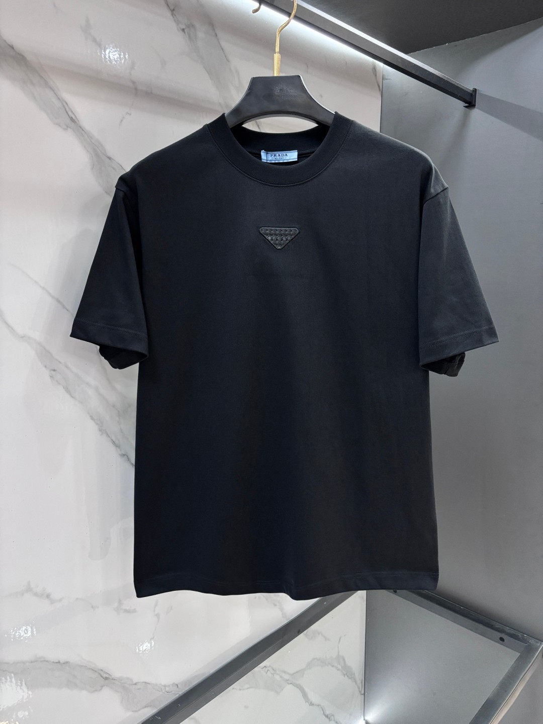 NO:936520,Prada 2026 counter best-selling short-sleeved T-shirt, classic small embroidered logo on the chest, casual couple short-sleeved T-shirt, classic pattern design, made of 270g pure cotton fabric, a must-have for couples!  It's skin-friendly and breathable, it's so personalized, and it's the same style for men and women!  ……………………………………………………………… SizeS-XXL,,prada,T-shirt,tees,t-shirt,19860909普拉达 2026专柜热销款短袖T恤,经典胸前小标图案刺绣logo,休闲情侣短袖T恤,经典图案设计,采用270g克重纯棉面料,可搭配情侣刷街必备！亲肤透气,简直太个性了,男女同款！ …………………………………………………… SizeS-XXL,,prada,T-shirt,tees，t-shirt,,Men's clothing
