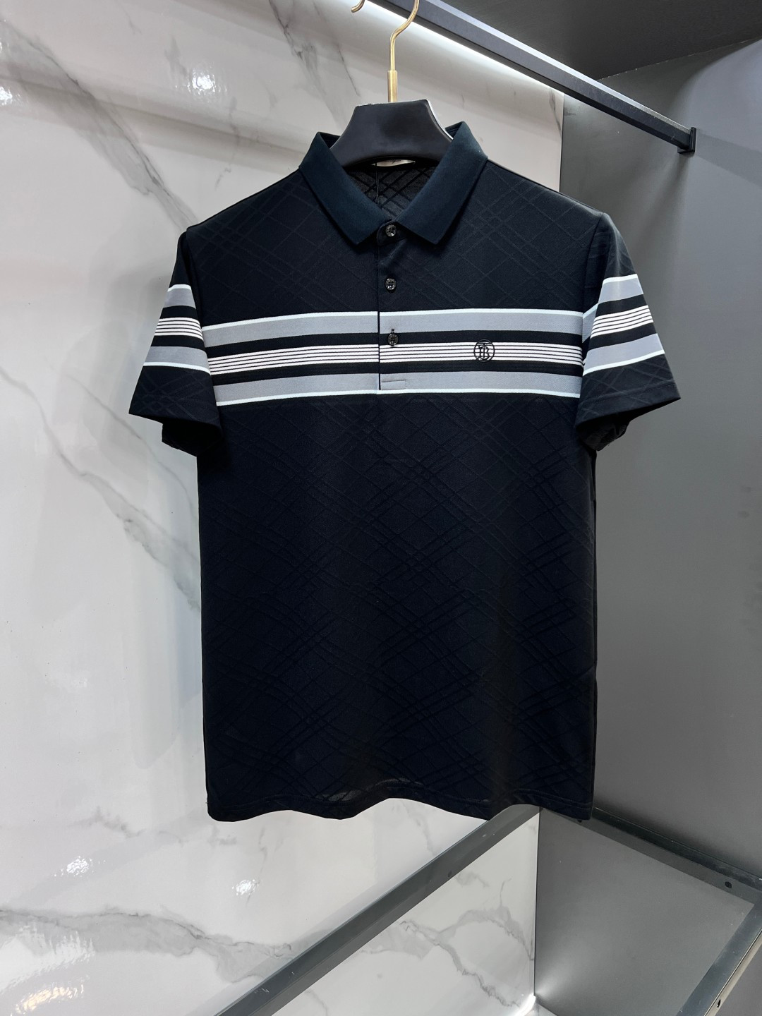 NO:931240,Burberry's 2026 new high-end business polo is a must-have item for white-collar workers and office workers!  Casual business lapel short sleeves, technical fabrics, great body feel, smooth feel and great texture!  It has good elasticity and no sense of restraint. The fabric has breathable mesh, moisture-wicking, quick-drying and keeps you dry. The small lapel placket design shows a tall and straight posture without being too soft. The simple style can be used for both business and leisure. Highly recommended!  Simple, elegant and clean, elegant and gentlemanly. High-end materials, the focus is on the fabrics, quality control is a must, the feel is extremely delicate and smooth, the fabric has a good luster and the upper body frame feels good, this is a mature quality men's clothing!  Sweat-free in summer, a new experience for business, commuting and leisure …………………………………………………… SizeM-XXXXL,,burberry,T-shirt,19860909巴宝莉 2026新款高端商务polo 白领 单位人士必入单品！ 休闲商务翻领短袖,科技面料,体感非常棒,手感顺滑质感很棒！弹性好,无任何束缚感,面料自带透气网孔,吸湿排汗,速干保持干爽,小翻领门襟排扣设计,展露挺拔姿态,不软踏,简约款式,商务休闲都可驾驭,强烈推荐！简单大方干净利落,儒雅绅士风度.高级材质,重点就是面料上,品控的必上,手感极其细腻光滑,面料光泽感和上身骨架感好,打招成熟品质男装！夏天出汗秒干,全新体验 商务通勤休闲 …………………………………………………… SizeM-XXXXL,,burberry,T-shirt,,Men's clothing