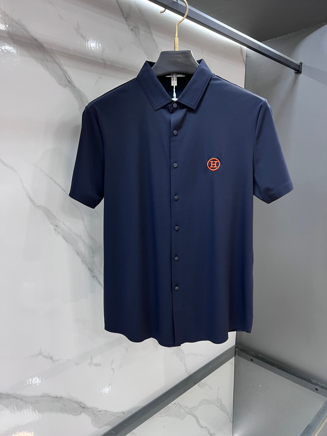 NO:931277,Hermès 2026s autumn new shirt, customized top-notch cool nylon seamless shirt!  Designed with heavy craftsmanship, embellished with logos of fashionable big-name elements, the upper body has a great shape, and the fabric is fine, comfortable and breathable. It looks great with any combination and is a must-have for fashionable men!  ……………………………………………………………… SizeM-XXXXL,,hermes,shirts,19860909爱马仕 2026s秋季新款衬衫,定制顶级冰爽锦氨无痕衬衫！重工艺设计,时尚大牌元素logo点缀,上身版型超赞,面料细腻舒适透气,随意搭配都超级好看时尚型男必备款哦！…………………………………………………… SizeM-XXXXL,,hermes,shirts,,Men's clothing