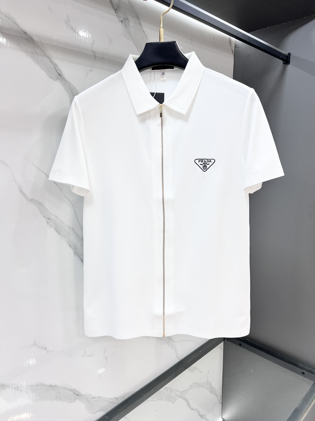 NO:936496,Prada 2026ss new lapel zipper short-sleeved shirt, customized top-notch cool nylon seamless shirt!  Designed with heavy craftsmanship, embellished with logos of fashionable big-name elements, the upper body has a great shape, and the fabric is fine, comfortable and breathable. It looks great with any combination and is a must-have for fashionable men!  ……………………………………………………………… SizeM-XXXXL,,prada,shirts,T-shirt,19860909普拉达 2026ss新款翻领拉链短袖衬衫,定制顶级冰爽锦氨无痕衬衫！重工艺设计,时尚大牌元素logo点缀,上身版型超赞,面料细腻舒适透气,随意搭配都超级好看时尚型男必备款哦！…………………………………………………… SizeM-XXXXL,,prada,shirts,T-shirt,,Men's clothing