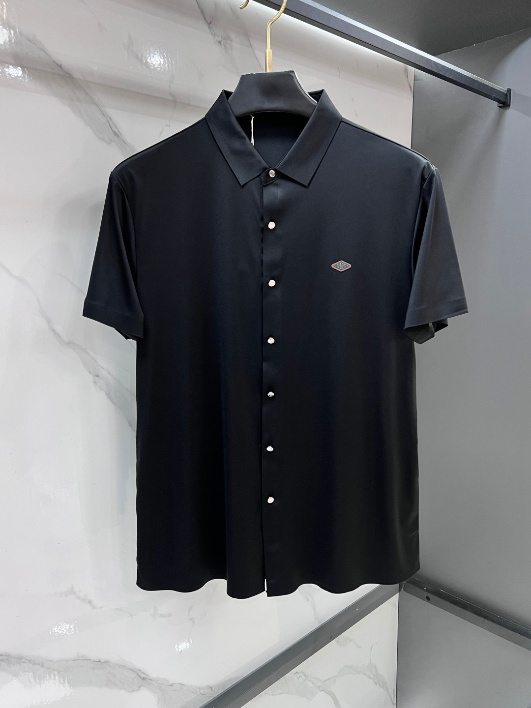NO:936505,Gucci 2026ss new lapel short-sleeved shirt, customized top-notch cool nylon seamless shirt!  Designed with heavy craftsmanship, embellished with logos of fashionable big-name elements, the upper body has a great shape, and the fabric is fine, comfortable and breathable. It looks great with any combination and is a must-have for fashionable men!  ……………………………………………………………… SizeM-XXXXL,,gucci,shirts,T-shirt,19860909Gucci 2026ss新款翻领短袖衬衫,定制顶级冰爽锦氨无痕衬衫！重工艺设计,时尚大牌元素logo点缀,上身版型超赞,面料细腻舒适透气,随意搭配都超级好看时尚型男必备款哦！…………………………………………………… SizeM-XXXXL,,gucci,shirts,T-shirt,,Men's clothing