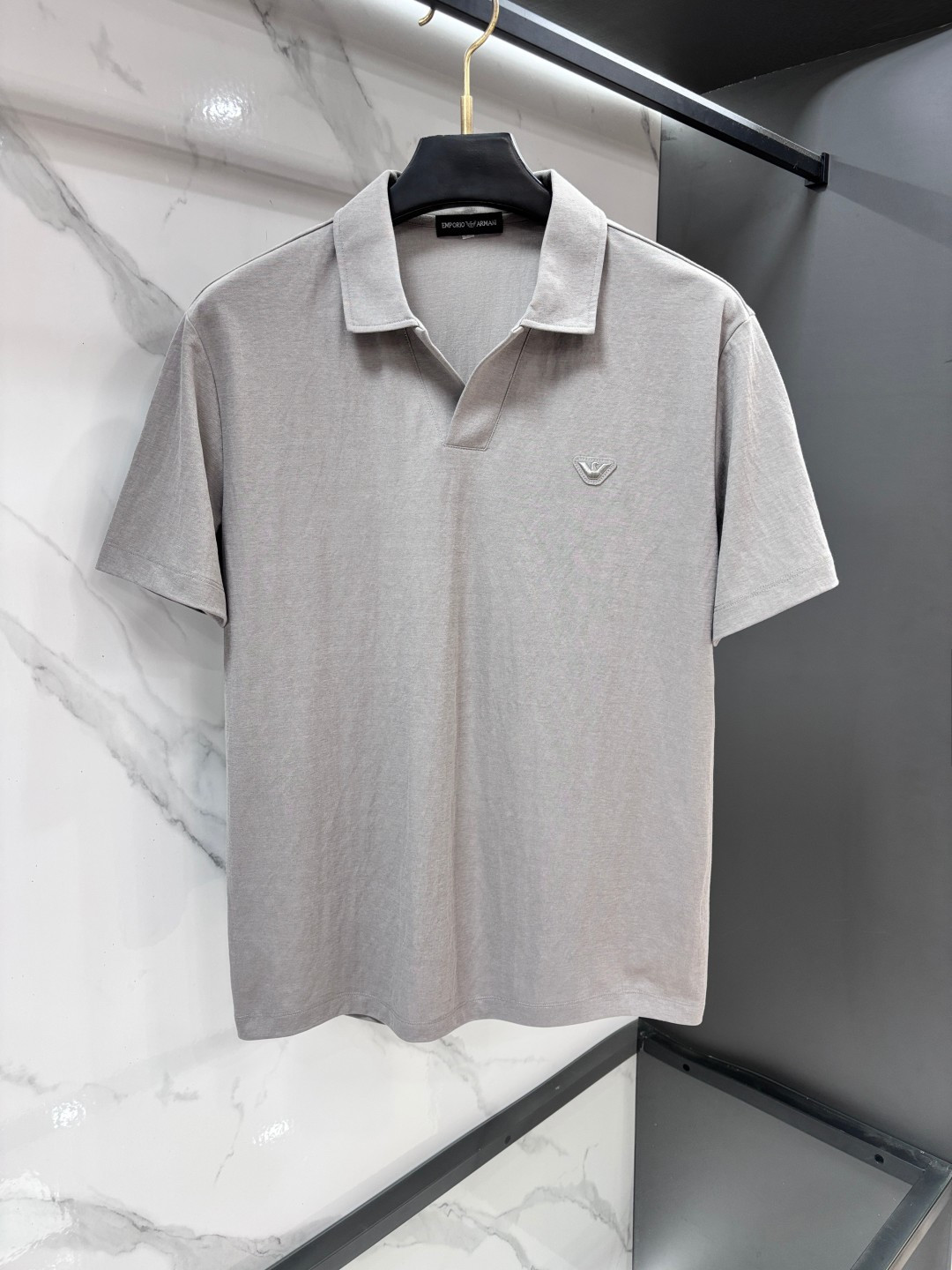 NO:957111,Armani 2026 summer new style, high-end customized linen fabric short-sleeved polo, the world's top men's clothing, simple and fashionable, easy to match, elegant and extremely comfortable experience. High-end fabrics, bright colors, extremely smooth touch, delicate and not easy to wrinkle, luxurious and noble, crisp and stylish, lock stitch, high-density sewing, all details are handled meticulously!  Worth having!  ……………………………………………………………… SizeM-XXXXL,,armani,T-shirt,19860909阿玛尼 2026夏季新款 高端定制亚麻面料短袖polo, 全球顶级男装,简约时尚,从容百搭,大气优雅 极度舒适体验 高端面料 色泽鲜艳 极致顺滑触感 细腻不易起皱 奢华高贵 挺括有型 锁针、高密度缝制,一切的细节处理一丝不苟！值得拥有！ …………………………………………………… SizeM-XXXXL,,armani,T-shirt,,Men's clothing