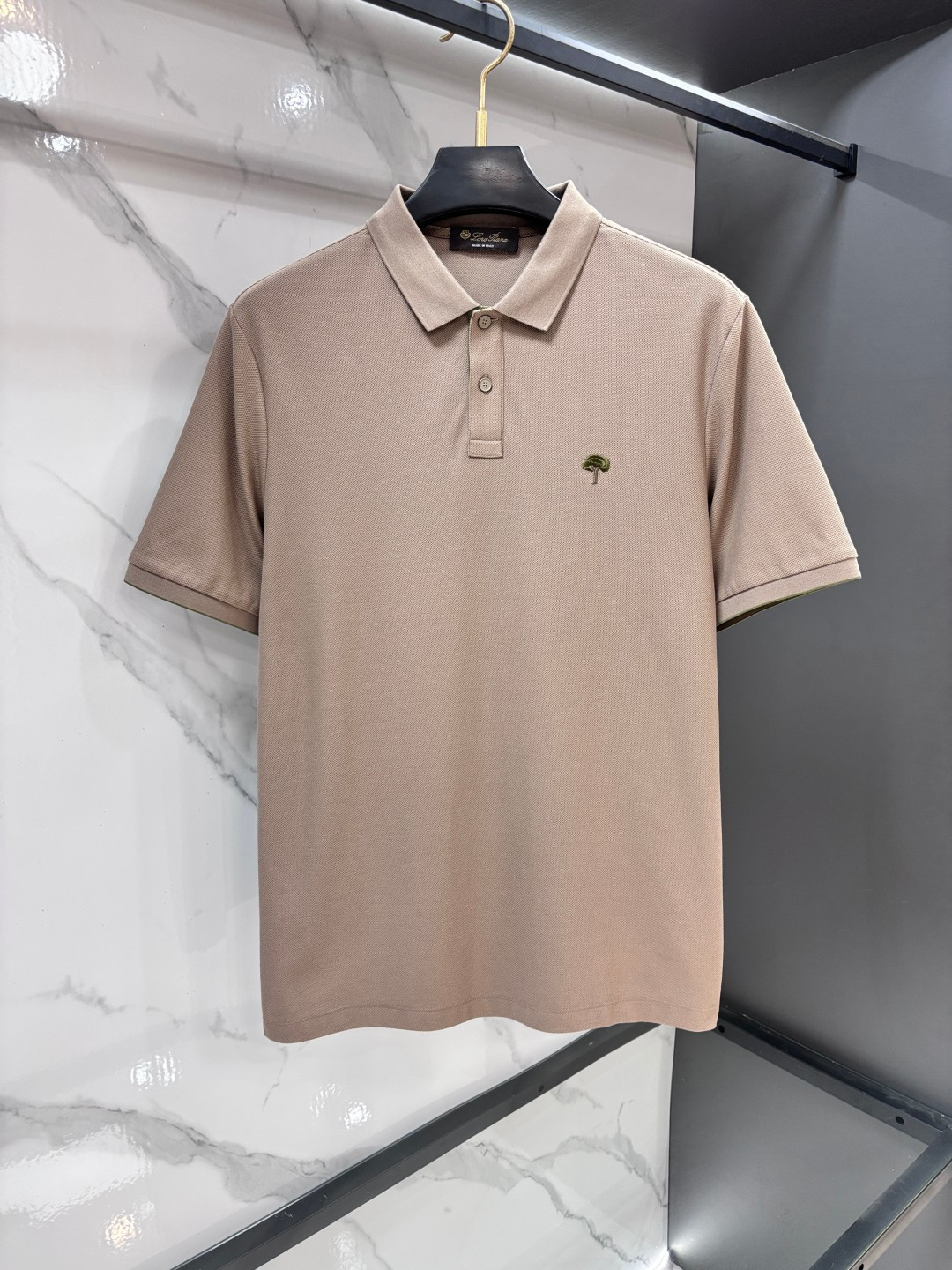 NO:936495,Lp 1956ss summer counter new men's lapel Polo shirt!  The ceiling-level business men's style of high-end men's clothing!  Simple and fashionable yet elegant, it looks great when worn alone, and the quality/details control can be taken away with your eyes closed. It is low-key, luxurious and connotative!  The custom-woven mesh pique cotton fabric supplied by the customer is carefully made. The mesh texture is evenly arranged on the surface of the fabric. It has excellent breathability and heat dissipation and perspiration. The upper body comfort is completely better than ordinary single-sided jersey tissue!  The classic brand LOGO on the chest is made with top-notch craftsmanship. The LOGO is three-dimensional, clear and full, and has extraordinary texture. Whether it is worn as an inner layer or worn alone, it is a classic product!  The exquisite tailoring process, every detail is handled very standard and delicately, which cannot be compared with other low-end products on the market. It is a must-have basic and versatile Polo shirt for men!  ……………………………………………………………… SizeM-XXXXL,,loro piana,19860909Lp 1956ss夏季专柜新款男士翻领Polo衫！高端男装的天花板级别的商务男款！简约时尚大气不失优雅,单穿内搭体面过人,品质控/细节控的闭眼带走,低调又奢华有内涵！客供定织网眼珠地棉布精心制成,面料表面排列均匀整齐的网眼纹理,透气性和散热排汗性极佳,上身舒适程度完全优于普通单面汗布组织！胸前经典的品牌LOGO标识,采用顶级工艺打造,LOGO立体清晰饱满,质感非凡的特质,无论是内搭还是单穿都是一款经典领域的产品！精妙绝伦的裁剪工艺,每一个细节处理的非常标准细腻,非市面一般LOW货可以媲美的,男士必入基础百搭款Polo衫推荐！…………………………………………………… SizeM-XXXXL,,loro piana,,Men's clothing