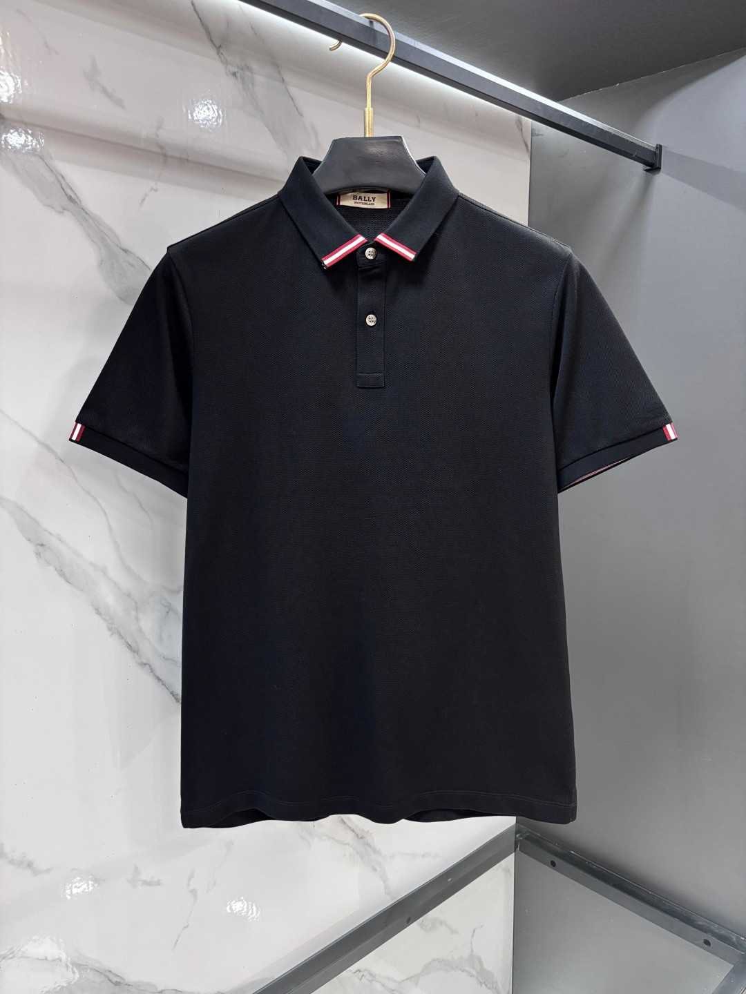 NO:947164,Bally's 2026ss summer counter new men's lapel Polo shirt!  The ceiling-level business men's style of high-end men's clothing!  Simple and fashionable yet elegant, it looks great when worn alone, and the quality/details control can be taken away with your eyes closed. It is low-key, luxurious and connotative!  The custom-woven mesh pique cotton fabric is carefully made. The surface of the fabric is evenly arranged with a neat mesh texture. It has excellent breathability and heat dissipation and perspiration. The upper body comfort is completely better than ordinary single-sided jersey tissue!  The classic brand LOGO on the chest is made with top-notch craftsmanship. The LOGO is three-dimensional, clear and full, and has extraordinary texture. Whether it is worn as an inner layer or worn alone, it is a classic product!  The exquisite tailoring process, every detail is handled very standard and delicately, which cannot be compared with other low-low products on the market. It is recommended as a must-have basic and versatile Polo shirt for men!  ……………………………………………………………… SizeM-XXXXL,,19860909巴莉 2026ss夏季专柜新款男士翻领Polo衫！高端男装的天花板级别的商务男款！简约时尚大气不失优雅,单穿内搭体面过人,品质控/细节控的闭眼带走,低调又奢华有内涵！客供定织网眼珠地棉布精心制成,面料表面排列均匀整齐的网眼纹理,透气性和散热排汗性极佳,上身舒适程度完全优于普通单面汗布组织！胸前经典的品牌LOGO标识,采用顶级工艺打造,LOGO立体清晰饱满,质感非凡的特质,无论是内搭还是单穿都是一款经典领域的产品！精妙绝伦的裁剪工艺,每一个细节处理的非常标准细腻,非市面一般LOW货可以媲美的,男士必入基础百搭款Polo衫推荐！…………………………………………………… SizeM-XXXXL,,,Men's clothing