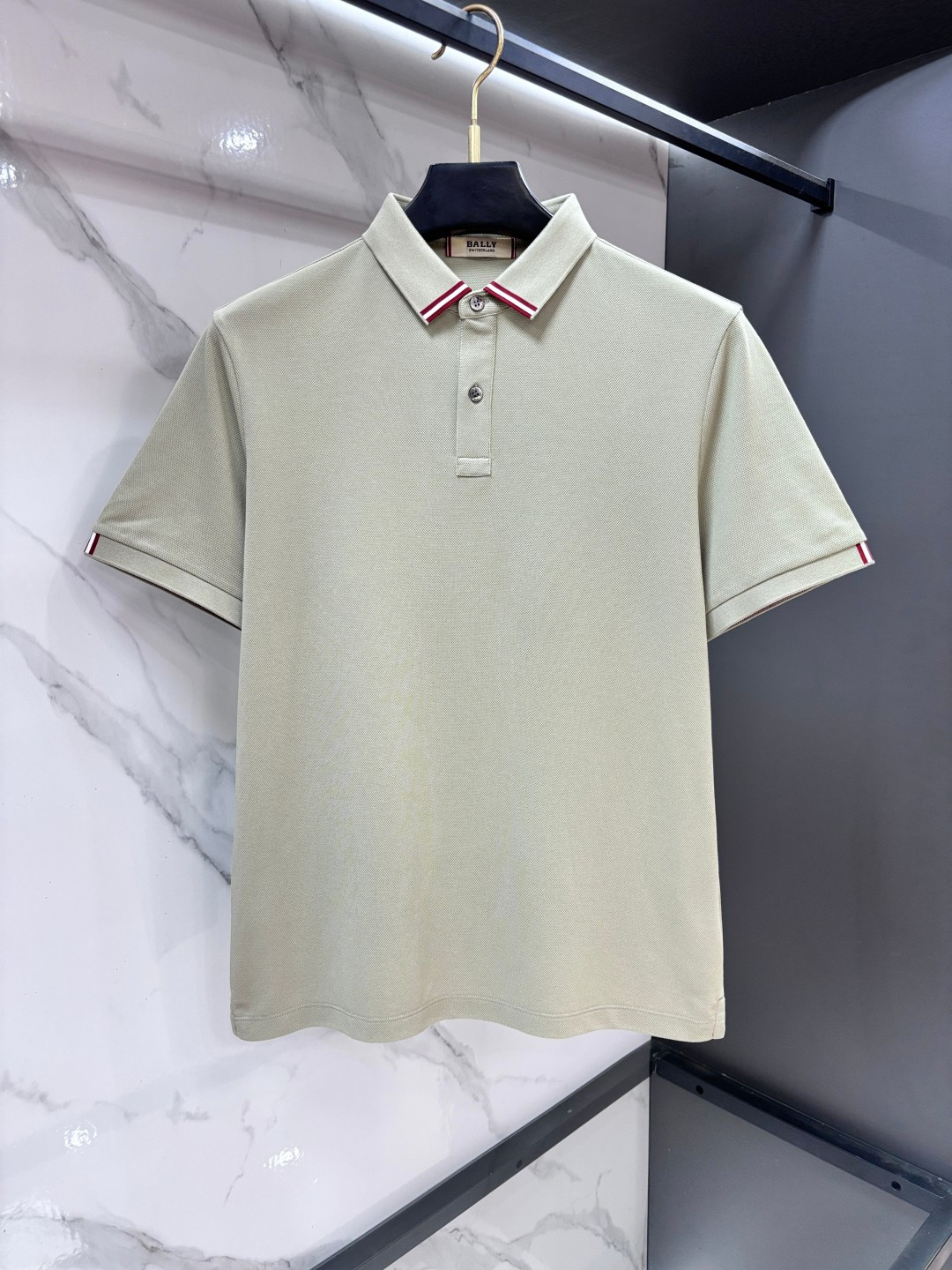 NO:936470,Bally's 2026ss summer counter new men's lapel Polo shirt!  The ceiling-level business men's style of high-end men's clothing!  Simple and fashionable yet elegant, it looks great when worn alone, and quality control/details control can be taken away with your eyes closed. It is low-key, luxurious and connotative!  The custom-woven mesh pique cotton fabric supplied by the customer is carefully made. The mesh texture is evenly arranged on the surface of the fabric. It has excellent breathability and heat dissipation and perspiration. The upper body comfort is completely better than ordinary single-sided jersey tissue!  The classic brand LOGO on the chest is made with top-notch craftsmanship. The LOGO is three-dimensional, clear and full, and has extraordinary texture. Whether it is worn as an inner layer or worn alone, it is a classic product!  The exquisite tailoring process, every detail is handled very standard and delicately, which cannot be compared with other low-end products on the market. It is a must-have basic and versatile Polo shirt for men!  ……………………………………………………………… SizeM-XXXXL,,19860909巴莉 2026ss夏季专柜新款男士翻领Polo衫！高端男装的天花板级别的商务男款！简约时尚大气不失优雅,单穿内搭体面过人,品质控/细节控的闭眼带走,低调又奢华有内涵！客供定织网眼珠地棉布精心制成,面料表面排列均匀整齐的网眼纹理,透气性和散热排汗性极佳,上身舒适程度完全优于普通单面汗布组织！胸前经典的品牌LOGO标识,采用顶级工艺打造,LOGO立体清晰饱满,质感非凡的特质,无论是内搭还是单穿都是一款经典领域的产品！精妙绝伦的裁剪工艺,每一个细节处理的非常标准细腻,非市面一般LOW货可以媲美的,男士必入基础百搭款Polo衫推荐！…………………………………………………… SizeM-XXXXL,,,Men's clothing