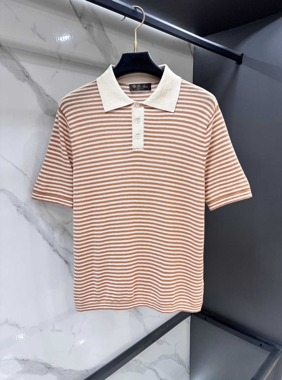 NO:936473,Lp [Cotton and linen golden ratio blend, classic striped element knitted Polo shirt] This classic striped knitted Polo shirt has become an indispensable item in your wardrobe with its unique design and high-quality fabrics. Selected fabrics for comfortable experience. Using 20% cotton and 80% linen blended fabric, this fabric combination not only ensures the soft touch of the clothing, but also gives it excellent breathability and moisture absorption. Whether it is hot summer or cool spring and autumn, this Polo shirt can bring you all-day comfort.  Classic stripes, timeless fashion. Classic stripes design, simple yet fashionable. The brown and white stripes are neither too ostentatious nor loss of personality, and are suitable for various occasions. Whether it is business casual or daily travel, this Polo shirt can be easily worn, allowing you to show elegance and confidence at any time. Detailed design, highlighting quality. Lapel design. The classic lapel design not only increases the layering of clothing, but also enhances the overall fashion.  Fine sewing Every seam is carefully processed to ensure the durability and beauty of the clothing. Loose cut The loose cut design not only suits various body shapes, but also provides greater freedom of movement. It is easy to care for and lasts like new.  The washing and maintenance of this Polo shirt is also very convenient. It can be washed by hand or machine. The maximum washing temperature is 40°C. Do not bleach and do not turn over to dry. The maximum temperature of the iron soleplate is 110°C. Steam ironing may cause irreversible damage. It is recommended to follow the instructions on the washing label for care to keep the clothes in the best condition. …………………………………………………… SizeM-XXXXL, loro piana, gold,19860909Lp【棉麻黄金比例混纺,经典条纹元素针织Polo衫】这款经典条纹针织Polo衫,以其独特的设计和优质的面料,成为你衣橱中不可或缺的单品. 精选面料,舒适体验 采用20棉和80亚麻混纺面料,这种面料组合不仅保证了衣物的柔软触感,还赋予了其出色的透气性和吸湿性.无论是炎热的夏日还是凉爽的春秋,这款Polo衫都能为你带来全天候的舒适体验. 经典条纹,永恒时尚 经典条纹设计,简约而不失时尚感.棕白相间的条纹,既不过于张扬,也不失个性,适合各种场合穿着.无论是商务休闲还是日常出行,这款Polo衫都能轻松驾驭,让你在任何时候都能展现出优雅与自信. 细节设计,彰显品质  翻领设计经典的翻领设计,不仅增加了衣物的层次感,还提升了整体的时尚度.  精细缝制每一处缝线都经过精心处理,确保衣物的耐用性和美观性.  宽松剪裁宽松的剪裁设计,不仅适合各种体型,还能提供更大的活动自由度. 易于打理,持久如新 这款Polo衫的洗涤和保养也非常方便.手洗或机洗均可,最高洗涤温度为40°C,不可漂白,不可翻转干燥.烫斗底板最高温度110°C,蒸汽熨烫可能造成不可恢复的损伤,建议按照洗涤标签上的指示进行护理,以保持衣物的最佳状态. …………………………………………………… SizeM-XXXXL,,loro piana,gold,,Men's clothing