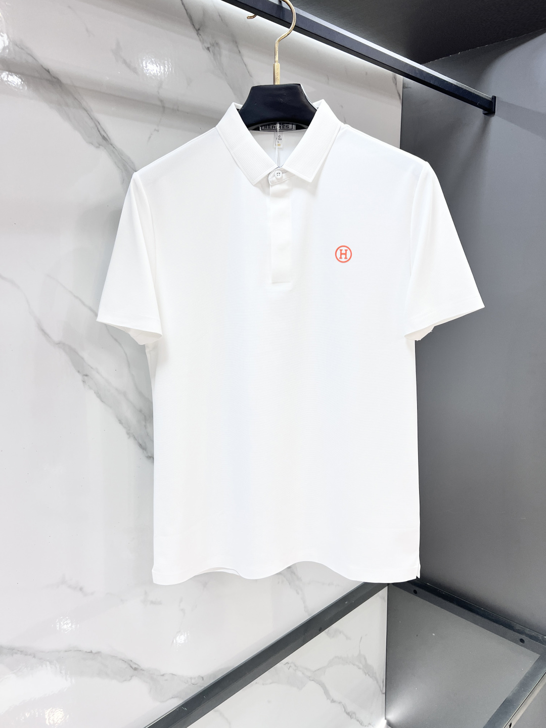 NO:936475,Hermès 2026ss new summer product, men's no-iron anti-quick-drying business short-sleeved POLO shirt, rarely available through trading company channels, ahead of GW sales!  Lujia's summer show item, unique texture!  The fabric is silky and shiny, no-iron, anti-wrinkle and full of drape. No matter how you ravage it, it will remain as smooth as ever!  The fabric is made from custom-made imported polyester fiber fabrics. The fabric is wrinkle-resistant, lightweight and easy to care for. It feels light, silky and delicate. It has excellent breathability, moisture absorption and quick-drying properties. The upper body has a cooling effect. It is definitely the best choice for your summer wardrobe. If you get the actual product, you will definitely have an endless desire to repurchase!  The exquisite and smooth hemming and routing technology can withstand the harsh scrutiny and severe test of the masses. The first-class tailoring with basic fit makes the upper body three-dimensional and tall, handsome and charming!  ……………………………………………………………… SizeM-XXXXL,,hermes,louis vuitton,louis vuitton,T-shirt,19860909爱马仕 2026ss夏季新品,男士免烫抗速干商务短袖POLO衫,贸易公司渠道稀出,领先GW发售！驴家夏季秀款单品,独特纹理！面料丝滑冰感有光泽,免烫抗皱垂感十足,不论你如何蹂躏都会顺滑如初！ 面料精选客供定制进口聚酯纤维面料制成,面料抗皱轻盈好打理,手感轻薄丝滑细腻,拥有着极佳的透气吸湿速干性能,上身自带降温功效,绝对是夏日衣橱中不二之选,实物到手绝对会让你有无限回购的渴望！精湛平顺的包边走线工艺,经得起群众苛刻的目光审视及严峻考验,基础合体的一流版型裁剪,上身立体挺拔,帅气迷人！…………………………………………………… SizeM-XXXXL,,hermes,louis vuitton,louis vuitton,T-shirt,,Men's clothing