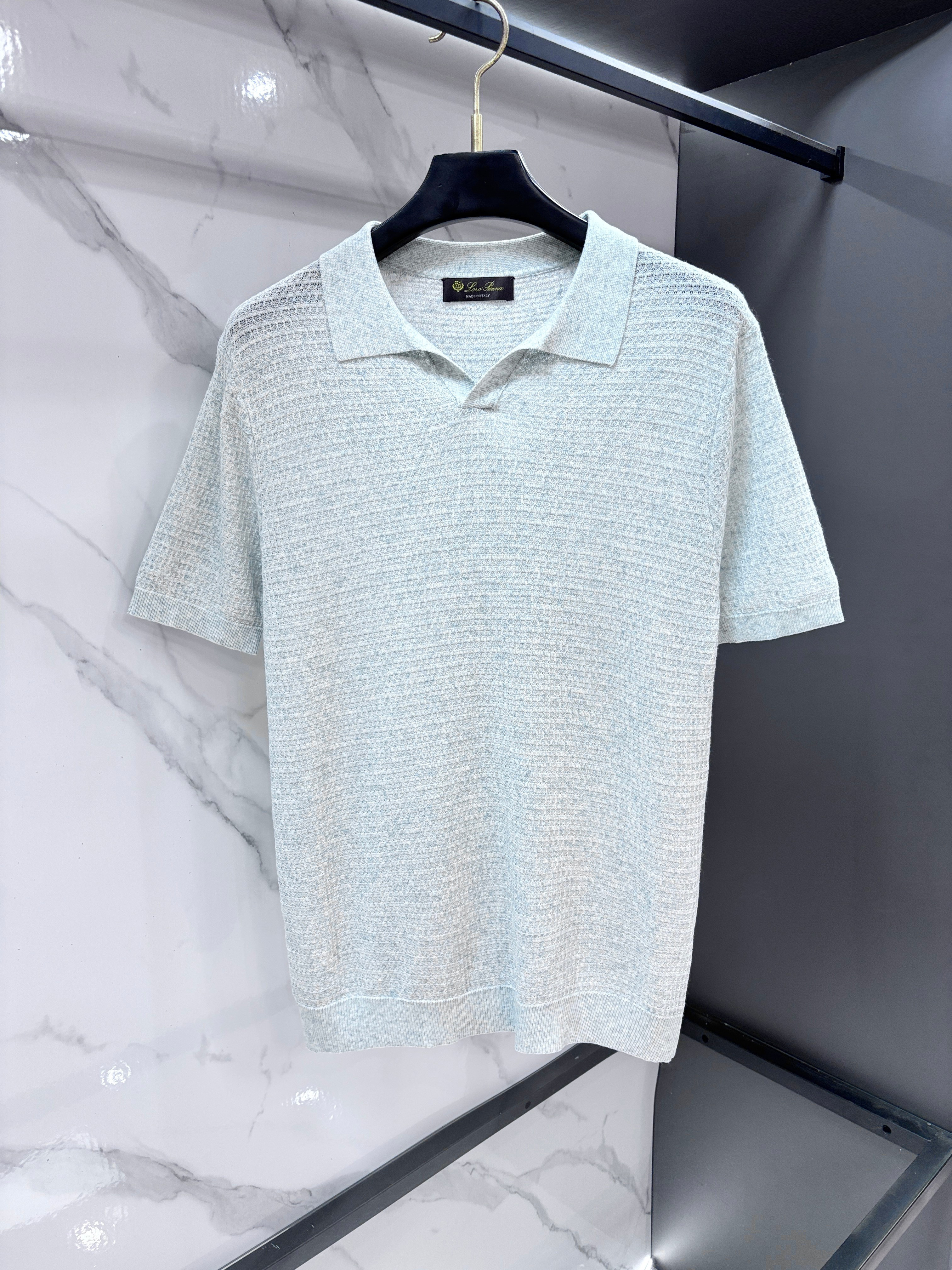 NO:957097,LSS spring and summer new acetate linen blended knitted lapel short Tee, men's three-dimensional vertical stripe texture jacquard business casual knitted short-sleeved Polo shirt! Trading company channels are rare and available on the official website simultaneously! LP's new knitted Polo shirt is dedicated. When you first see it, you will be attracted by its low-key yet stylish design, as if it has its own magic power that can instantly enhance the wearer's temperament! This Polo shirt is made of custom-made acetate linen blended knitted fabric. Acetate fabric has always been known for its excellent drape and gloss. It gives the clothing a high-end texture, making the entire Polo shirt faintly exude a soft luster under the light, as if it has its own elegant filter! As a natural fiber endowed by nature, flax has unparalleled breathability. In the hot summer, when sweat quietly seeps out, flax fiber can quickly discharge the moisture from the body, keeping the skin dry and comfortable! The vertical texture jacquard design of the body is delicate and exquisite. It does not visually widen the body shape as easily as horizontal stripes, but cleverly and naturally modifies the body line! When you wear it, the vertical stripes will guide people's eyes to extend vertically, making your figure look longer and taller! The classic lapel is paired with three shell buttons. This design abandons exaggerated elements, leaving only restrained sophistication! The fit-fitting design is neither too loose, making you look sluggish, nor too tight, making you feel constrained and uncomfortable. It can perfectly fit the body curves and show off the wearer's figure advantages! ……………………………………………………………… SizeM-XXXXL,,loro piana,T-shirt,19860909LSS春夏新款醋酸亚麻混纺针织翻领短Tee,男士立体竖条纹肌理提花商务休闲针织短袖Polo衫！贸易公司渠道稀出,同步官网发售！LP新款针织Polo衫奉献,当你第一眼看到它,便会被其低调而不失格调的设计所吸引,仿佛它自带一种魔力,能瞬间提升穿着者的气质！ 这款Polo衫采用客供定制醋酸亚麻混纺针织面料,醋酸面料向来以其优良的垂坠感和光泽度著称,它赋予了衣物一种高级的质感,让整件Polo衫在光线下隐隐散发着柔和的光泽,仿佛自带一层优雅的滤镜！而亚麻作为大自然赋予的天然纤维,有着无可比拟的透气性,在炎炎夏日,当汗水悄然渗出,亚麻纤维能迅速将湿气排出体外,保持肌肤的干爽与舒适！衣身竖向肌理提花设计,细腻而精致,它不像横条纹那样容易在视觉上拉宽身形,而是巧妙地自然修饰身形线条！当你穿上它竖条纹会引导人们的视线纵向延伸,让你的身形看起来更加修长挺拔！经典翻领搭配三颗贝壳扣,这种设计摒弃了浮夸的元素,只留下克制的精致！合身版型设计既不会过于宽松,让你看起来拖沓臃肿,也不会过于紧身,让你感到束缚不适,能够完美地贴合身体曲线,展现出穿着者的身材优势！ …………………………………………………… SizeM-XXXXL,,loro piana,T-shirt,,Men's clothing