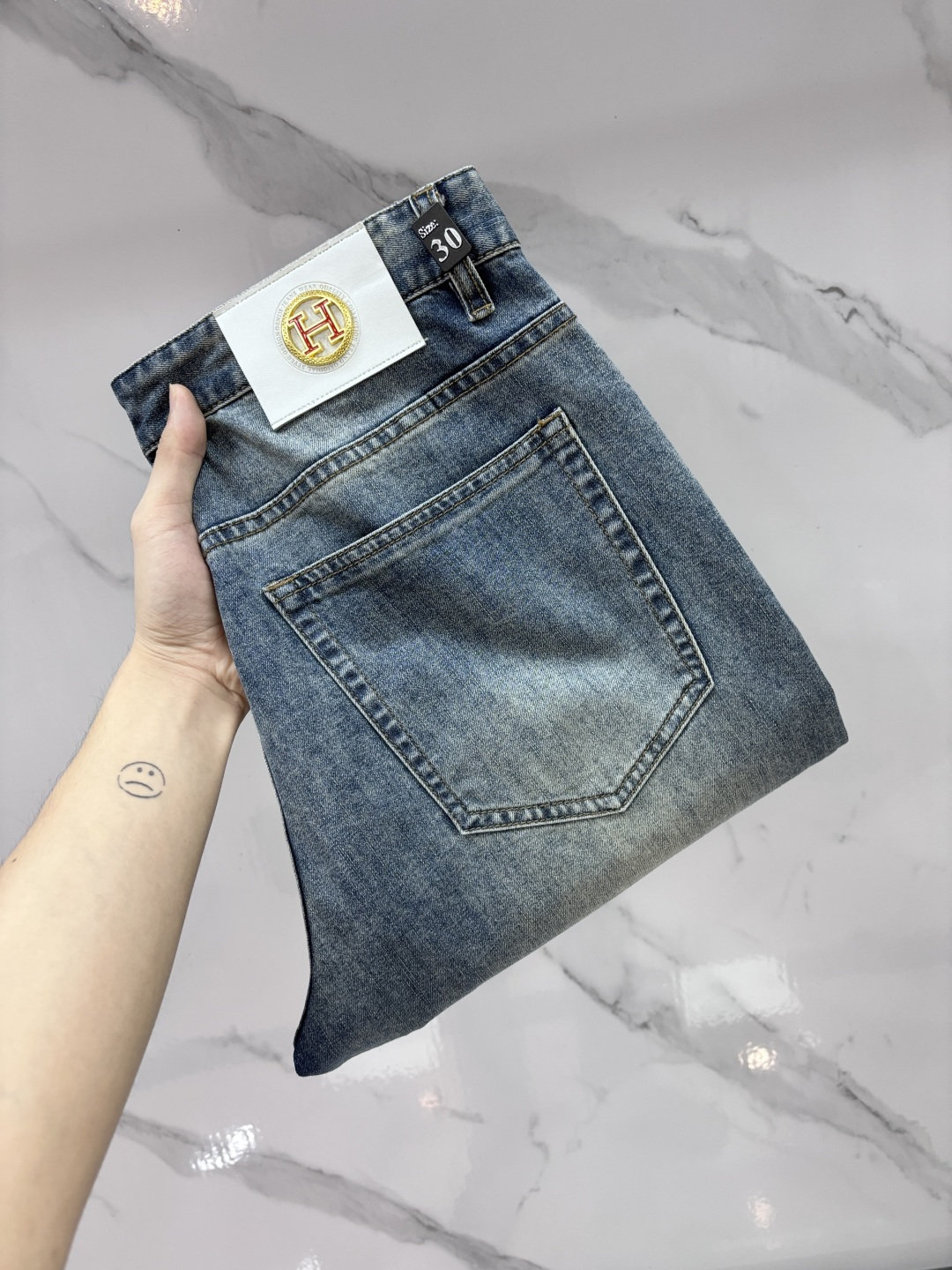 NO:936480,Hermès high-end customization, 2026 early autumn latest jeans, simultaneous sale at the counter, original customization, customer-supplied hardware accessories, original order quality, imported solid-color denim elastic fabric, heavy washing, fine workmanship, excellent upper body!  The preferred items are complete with three standards.…………………………………………………… Size29-38,,hermes,jeans,19860909爱马仕 高端定制、2026早秋最新款牛仔裤 柜台同步发售 原版定制 客供五金辅料 原单品质 进口固色牛仔弹力面料 重工洗水 做工走线精细 上身绝佳！优选单品 三标齐全.…………………………………………………… Size29-38,,hermes,jeans,,Men's clothing