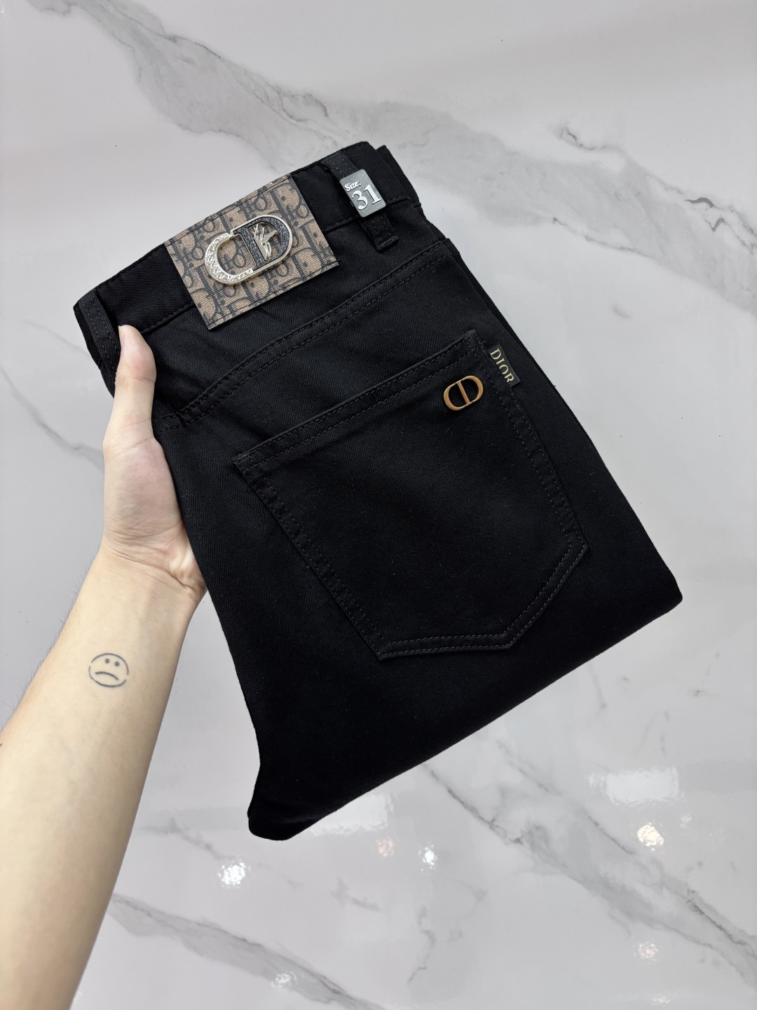 NO:936483,Dior high-end customization, 2026 early autumn latest jeans, simultaneous sale at the counter, original customization, customer-supplied hardware accessories, original order quality, imported solid color denim elastic fabric, heavy washing, fine workmanship, excellent upper body!  The preferred items are complete in three sizes.……………………………………………………………… Size29-38, dior, jeans,19860909迪奥 高端定制、2026早秋最新款牛仔裤 柜台同步发售 原版定制 客供五金辅料 原单品质 进口固色牛仔弹力面料 重工洗水 做工走线精细 上身绝佳！优选单品 三标齐全.…………………………………………………… Size29-38,,dior,jeans,,Men's clothing