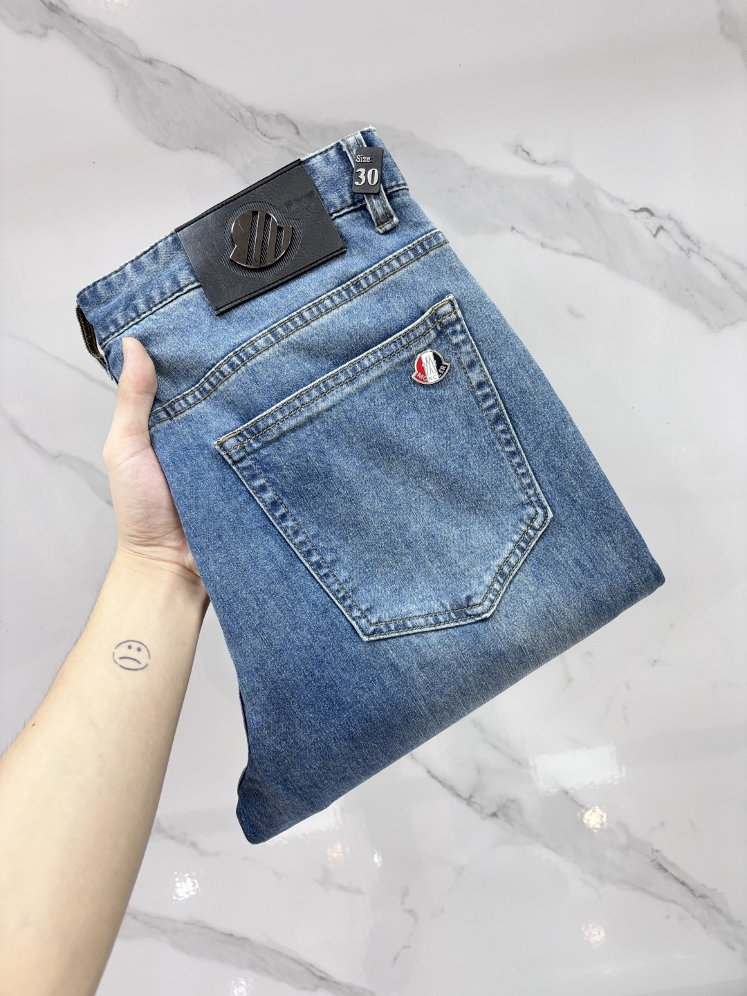 NO:936486,Mengkou, high-end customization, 2026 early autumn latest jeans, simultaneous sale at the counter, original customization, customer-supplied hardware accessories, original order quality, imported solid color denim elastic fabric, heavy washing, fine workmanship, excellent upper body!  The preferred items are complete with three standards.…………………………………………………… Size29-38,,Moncler,jeans,19860909蒙口 高端定制、2026早秋最新款牛仔裤 柜台同步发售 原版定制 客供五金辅料 原单品质 进口固色牛仔弹力面料 重工洗水 做工走线精细 上身绝佳！优选单品 三标齐全.…………………………………………………… Size29-38,,Moncler,jeans,,Men's clothing