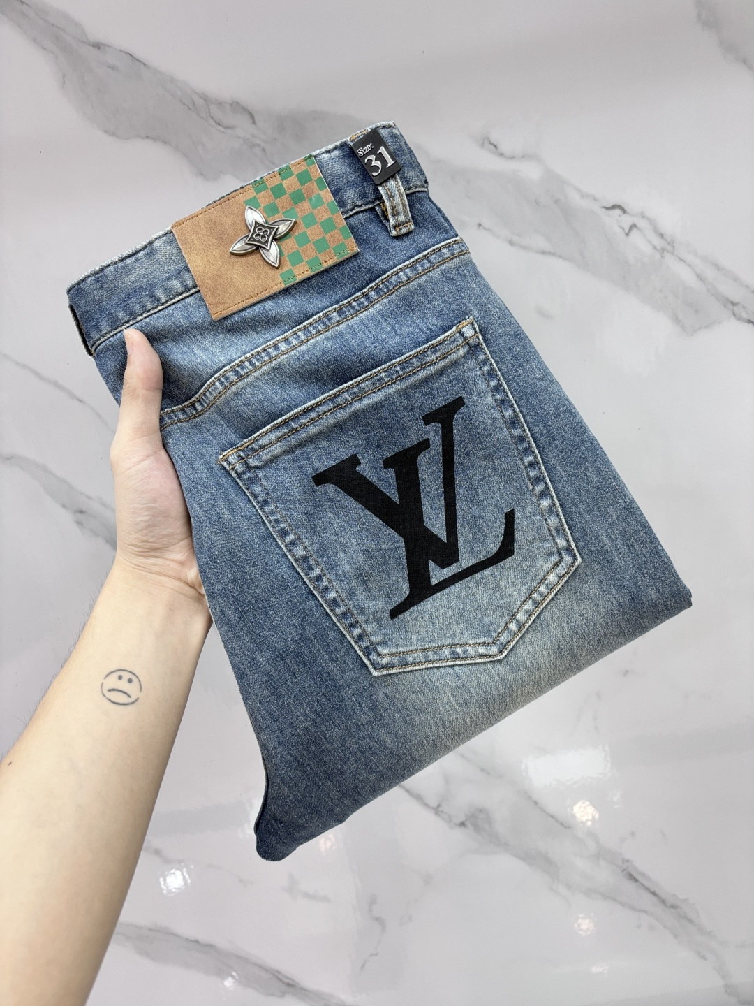 NO:936489,Lv high-end customization, 2026 early autumn latest jeans, simultaneous sale at the counter, original customization, customer-supplied hardware accessories, original order quality, imported solid-color denim elastic fabric, heavy washing, fine workmanship and routing, excellent upper body!  The preferred items are complete with three standards.……………………………………………… Size29-38,,louis vuitton,jeans,19860909Lv 高端定制、2026早秋最新款牛仔裤 柜台同步发售 原版定制 客供五金辅料 原单品质 进口固色牛仔弹力面料 重工洗水 做工走线精细 上身绝佳！优选单品 三标齐全.…………………………………………………… Size29-38,,louis vuitton,jeans,,Men's clothing