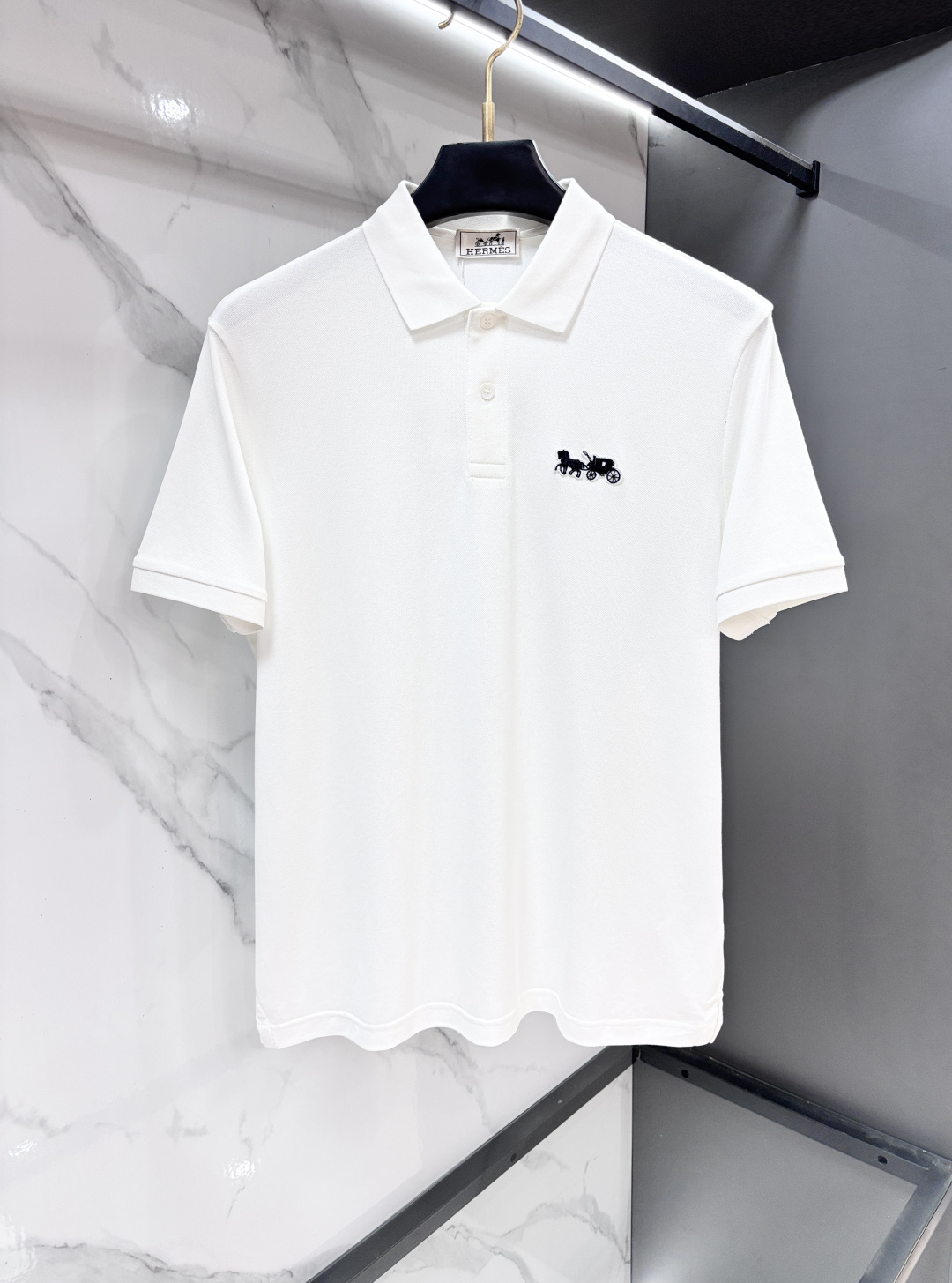 NO:936503,Hermès 2026ss summer counter new men’s lapel polo shirt!  The ceiling-level business men's style of high-end men's clothing!  Simple and fashionable yet elegant, it looks great when worn alone, and quality control/details control can be taken away with your eyes closed. It is low-key, luxurious and connotative!  The custom-woven mesh pique cotton fabric supplied by the customer is carefully made. The mesh texture is evenly arranged on the surface of the fabric. It has excellent breathability and heat dissipation and perspiration. The upper body comfort is completely better than ordinary single-sided jersey tissue!  The classic brand LOGO on the chest is made with top-notch craftsmanship. The LOGO is three-dimensional, clear and full, and has extraordinary texture. Whether it is worn as an inner layer or worn alone, it is a classic product!  The exquisite tailoring process, every detail is handled very standard and delicately, which cannot be compared with other low-end products on the market. It is a must-have basic and versatile Polo shirt for men!  ……………………………………………………………… SizeM-XXXXL,,hermes,19860909爱马仕 2026ss夏季专柜新款男士翻领Polo衫！高端男装的天花板级别的商务男款！简约时尚大气不失优雅,单穿内搭体面过人,品质控/细节控的闭眼带走,低调又奢华有内涵！客供定织网眼珠地棉布精心制成,面料表面排列均匀整齐的网眼纹理,透气性和散热排汗性极佳,上身舒适程度完全优于普通单面汗布组织！胸前经典的品牌LOGO标识,采用顶级工艺打造,LOGO立体清晰饱满,质感非凡的特质,无论是内搭还是单穿都是一款经典领域的产品！精妙绝伦的裁剪工艺,每一个细节处理的非常标准细腻,非市面一般LOW货可以媲美的,男士必入基础百搭款Polo衫推荐！…………………………………………………… SizeM-XXXXL,,hermes,,Men's clothing