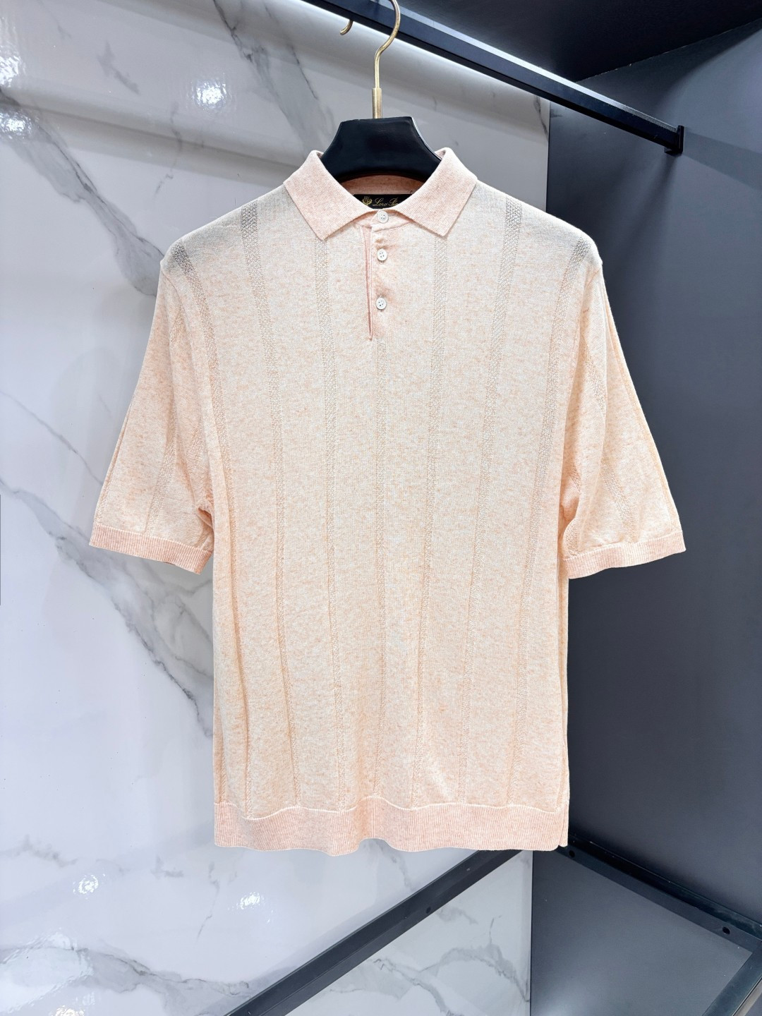 NO:936506,LSS spring and summer new acetate linen blended knitted lapel short Tee, men's three-dimensional vertical stripe texture jacquard business casual knitted short-sleeved Polo shirt! Trading company channels are rare and available on the official website simultaneously! LP's new knitted Polo shirt is dedicated. When you first see it, you will be attracted by its low-key yet stylish design, as if it has its own magic power that can instantly enhance the wearer's temperament! This Polo shirt is made of custom-made acetate linen blended knitted fabric. Acetate fabric has always been known for its excellent drape and gloss. It gives the clothing a high-end texture, making the entire Polo shirt faintly exude a soft luster under the light, as if it has its own elegant filter! As a natural fiber endowed by nature, flax has unparalleled breathability. In hot summer, when sweat quietly seeps out, flax fiber can quickly discharge the moisture from the body, keeping the skin dry and comfortable! The vertical texture jacquard design of the body is delicate and exquisite. It does not visually widen the body shape as easily as horizontal stripes, but cleverly and naturally modifies the body line! When you wear it, the vertical stripes will guide people's eyes to extend vertically, making your figure look longer and taller! The classic lapel is paired with three shell buttons. This design abandons exaggerated elements, leaving only restrained sophistication! The fit-fitting design is neither too loose, making you look sluggish, nor too tight, making you feel constrained and uncomfortable. It can perfectly fit the body curves and show off the wearer's figure advantages! ……………………………………………………………… SizeM-XXXXL,,loro piana,T-shirt,19860909LSS春夏新款醋酸亚麻混纺针织翻领短Tee,男士立体竖条纹肌理提花商务休闲针织短袖Polo衫！贸易公司渠道稀出,同步官网发售！LP新款针织Polo衫奉献,当你第一眼看到它,便会被其低调而不失格调的设计所吸引,仿佛它自带一种魔力,能瞬间提升穿着者的气质！ 这款Polo衫采用客供定制醋酸亚麻混纺针织面料,醋酸面料向来以其优良的垂坠感和光泽度著称,它赋予了衣物一种高级的质感,让整件Polo衫在光线下隐隐散发着柔和的光泽,仿佛自带一层优雅的滤镜！而亚麻作为大自然赋予的天然纤维,有着无可比拟的透气性,在炎炎夏日,当汗水悄然渗出,亚麻纤维能迅速将湿气排出体外,保持肌肤的干爽与舒适！衣身竖向肌理提花设计,细腻而精致,它不像横条纹那样容易在视觉上拉宽身形,而是巧妙地自然修饰身形线条！当你穿上它竖条纹会引导人们的视线纵向延伸,让你的身形看起来更加修长挺拔！经典翻领搭配三颗贝壳扣,这种设计摒弃了浮夸的元素,只留下克制的精致！合身版型设计既不会过于宽松,让你看起来拖沓臃肿,也不会过于紧身,让你感到束缚不适,能够完美地贴合身体曲线,展现出穿着者的身材优势！ …………………………………………………… SizeM-XXXXL,,loro piana,T-shirt,,Men's clothing
