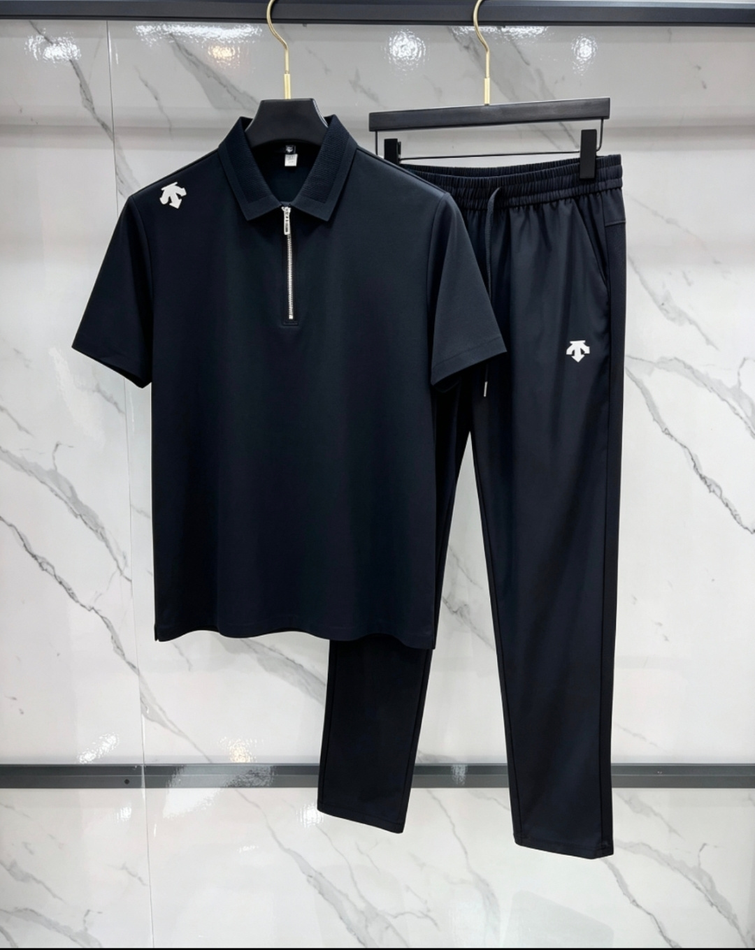 NO:952136,Desante's new counter suit, men's lapel polo short-sleeved shirt, available simultaneously at the counter, simple, fashionable and versatile, high-end quality, brand logo design on the chest, high-definition mercerized cotton fabric, silky and shiny fabric, no-iron, anti-wrinkle and full of drape, no matter how you ravage it, it will remain smooth as ever!  Comfortable and cool to wear, breathable, high-grade and high-quality, fashionable and casual!  Actual shooting ……………………………………………………………… SizeM-XXXXL,,T-shirt,19860909迪桑特 专柜新款套装 男士翻领Polo衫短袖 柜台同步发售 简洁时尚百搭 高端品质 胸前品牌logo设计 高定丝光棉面料 面料丝滑冰感有光泽,免烫抗皱垂感十足,不论你如何蹂躏都会顺滑如初！ 穿着舒适冰凉 透气 档次高很有质感 时尚又休闲！实物拍摄 …………………………………………………… SizeM-XXXXL,,T-shirt,,Men's clothing