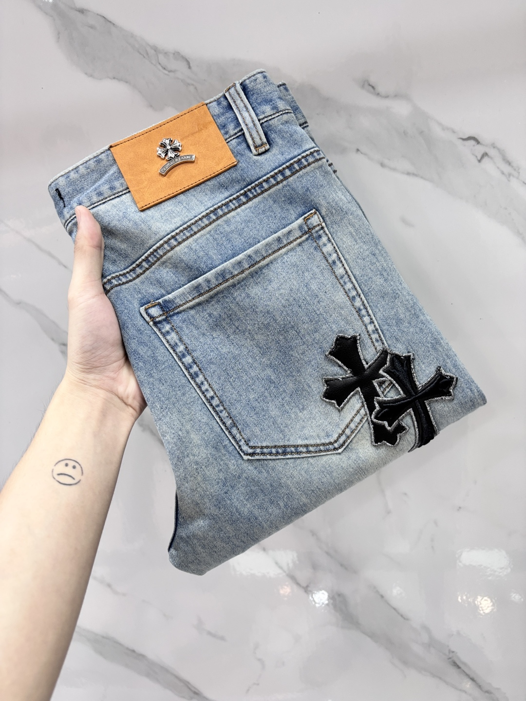 NO:957141,Croxin high-end customization, 2026 early autumn latest jeans, simultaneous sale at the counter, original customization, customer-supplied hardware accessories, original order quality, imported solid color denim elastic fabric, heavy washing, fine workmanship and fine routing, excellent upper body!  The preferred items are complete with three standards.…………………………………………………… Size29-38,,chrome hearts,jeans,19860909克罗心 高端定制、2026早秋最新款牛仔裤 柜台同步发售 原版定制 客供五金辅料 原单品质 进口固色牛仔弹力面料 重工洗水 做工走线精细 上身绝佳！优选单品 三标齐全.…………………………………………………… Size29-38,,chrome hearts,jeans,,Men's clothing