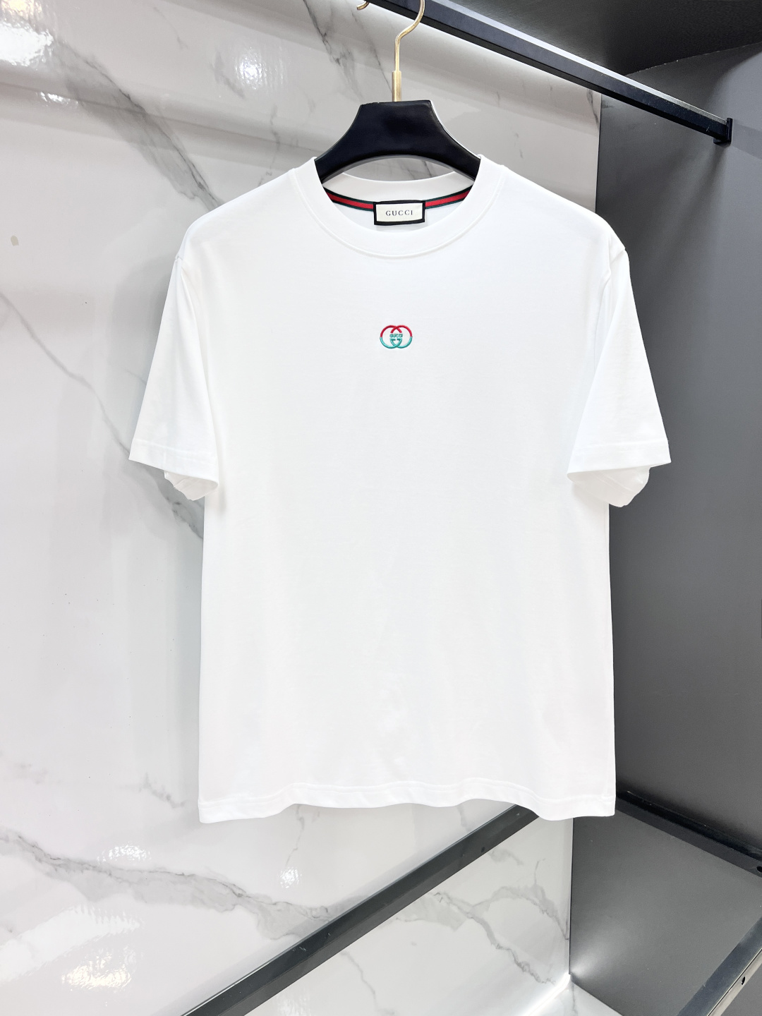 NO:957244,Gucci 2026SS new short-sleeved T-shirt, simple and versatile. Imported pure cotton fabric, embroidered logo on the chest, real shot, you can see at a glance that the fabric cotton is not only crisp and maintains the trendy silhouette, but also comfortable to wear, more delicate, comfortable and breathable.…………………………………………………… SizeM-XXXL,,gucci,T-shirt,tees,t-shirt,19860909Gucci 2026SS新款短袖T恤,简约百搭款.客供进口纯棉面料,胸前刺绣logo,实物拍摄,一目了然面料棉 不仅挺括,保持潮流的廓形,又穿着舒适,更细腻舒适透气.………………………………………………… SizeM-XXXL,,gucci,T-shirt,tees，t-shirt,,Men's clothing