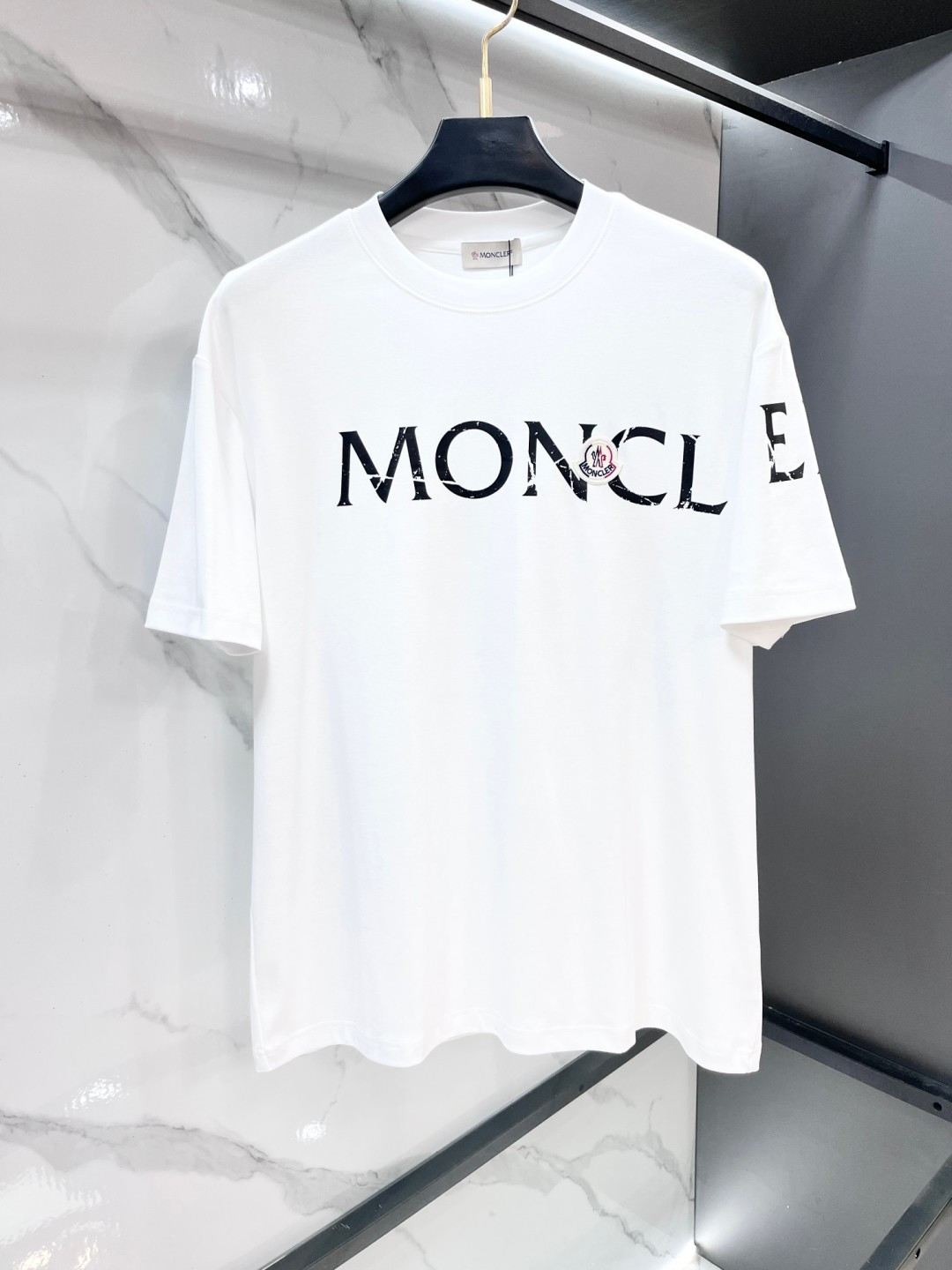 NO:957147,Men's high-end fashion round-neck short-sleeved T-shirt, sold through trading company channels, pure blood quality, new spring and summer 2026, official synchronization, exclusive hot sale!  A T-shirt that is very in line with the aesthetic tone of the M family. The design style perfectly follows the essence of the M family. The sleeves and arms are decorated with the iconic wool felt brand badge logo, and the current season's brand three-dimensional offset printing logo on the chest forms a visual echo. Green has become the main color of this season. It is used in many series of products. It is full of energy and fashion, and at the same time highlights the high-end and fashionable accent!  The top-grade fabrics imported from Egypt are selected from the finest cotton raw materials with excellent sunlight in the Nile River area. They are custom-woven and dyed in a century-old Italian workshop. They are full of cotton feel, comfortable and breathable, extremely delicate to the touch, and have excellent skin-friendliness!  The detail processing is excellent, the color scheme is simple and versatile, the upper body effect is first-class, fashionable and elegant, the upper body is full of temperament, perfect for business commuting and going out for leisure, whether it is worn inside or alone, it is quite brilliant!  …………………………………………… SizeM-XXXL,,Moncler,T-shirt,tees,t-shirt,19860909蒙口 男士高端时装款圆领短袖T恤,贸易公司渠道货,纯正血统品质,26年春夏新品,官方同步,独家爆款售卖！极符合M家美学基调的一款T恤,造型设计画风完美沿袭了M家的精髓,袖臂饰有标志性羊毛毡品牌徽章标识,搭载胸前当季品牌立体胶印工标识体,形成视觉呼应,绿色成为这一季主打色彩,运用到多系列产品,充满活力与时髦感,同时彰显出高级感与时装的腔调！ 客供埃及进口顶级面料,甄选尼罗河区域光照极好的上等棉花原料,经过意大利百年工坊定织定染而成,棉感十足,舒适性与透气性兼备,触感极为细腻,亲肤性绝佳！ 细节处理非常出色,配色简约百搭,上身效果一流,时髦且优雅,上身气质感十足,商务通勤与出街休闲完美驾驭,无论内搭还是单穿都颇为出彩！………………………………………………… SizeM-XXXL,,Moncler,T-shirt,tees，t-shirt,,Men's clothing