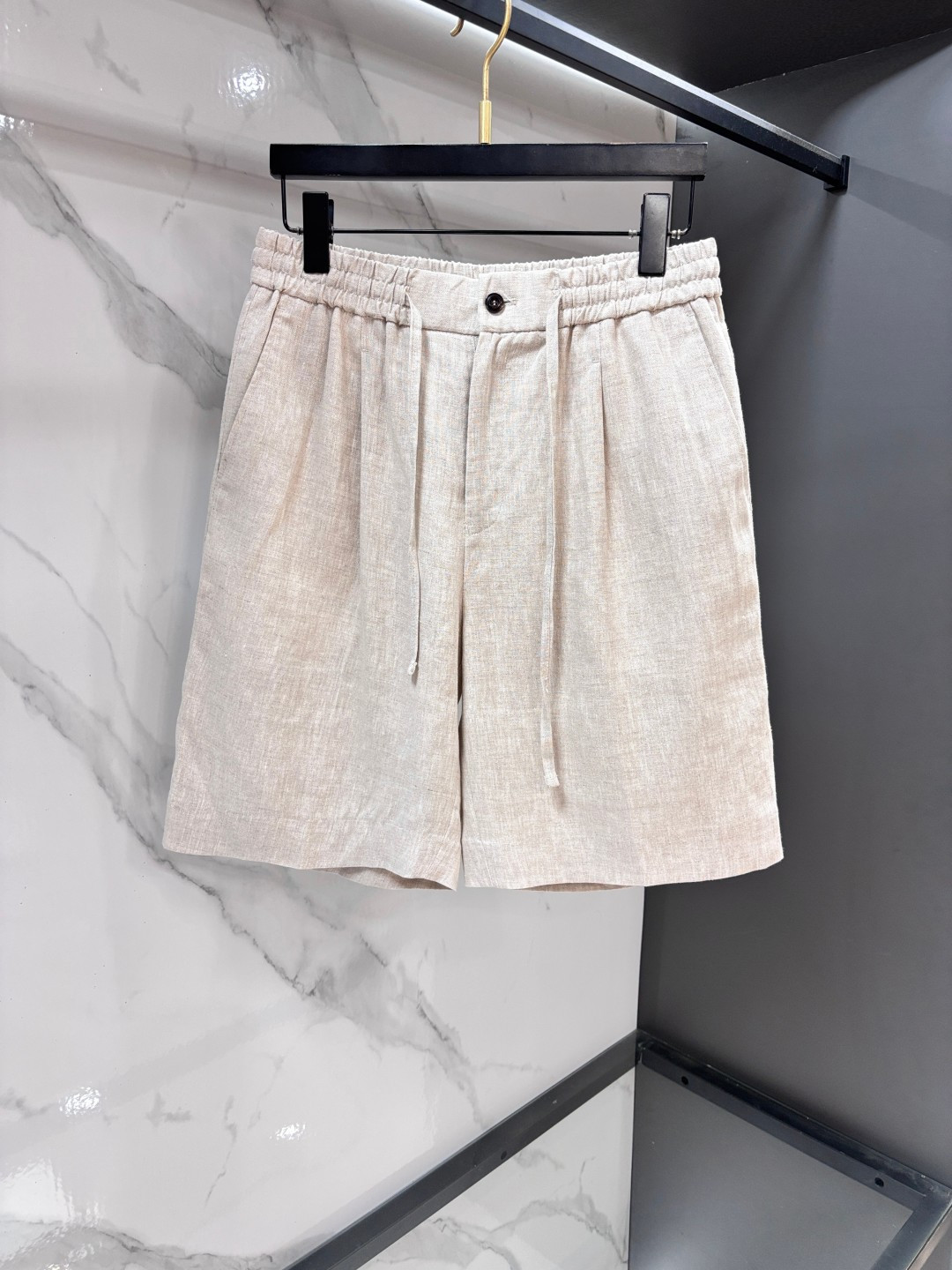 NO:957119,Lp summer Naples high-definition linen shorts, made of pure linen, are cool, breathable and not sweaty, so comfortable for commuting in summer~ You can easily switch between business and leisure, the neat tailoring shows your leg shape, and the high-definition texture is hidden in the details. Boys wear them, they are refreshing and stylish, suitable for various occasions. Good pants wait for no one, so grab them if you like them!  …………………………………………………… Size29-36,,loro piana,shorts,19860909Lp 夏季那不勒斯高定亚麻短裤,纯亚麻材质,自带凉感透气不闷汗,夏日通勤太舒服～ 商务休闲切换自如,利落剪裁显腿型,细节处藏着高定质感.男生穿它,清爽又有格调,适配各种场合.好裤不等人,喜欢就赶紧拿下！…………………………………………………… Size29-36,,loro piana,shorts,,Men's clothing