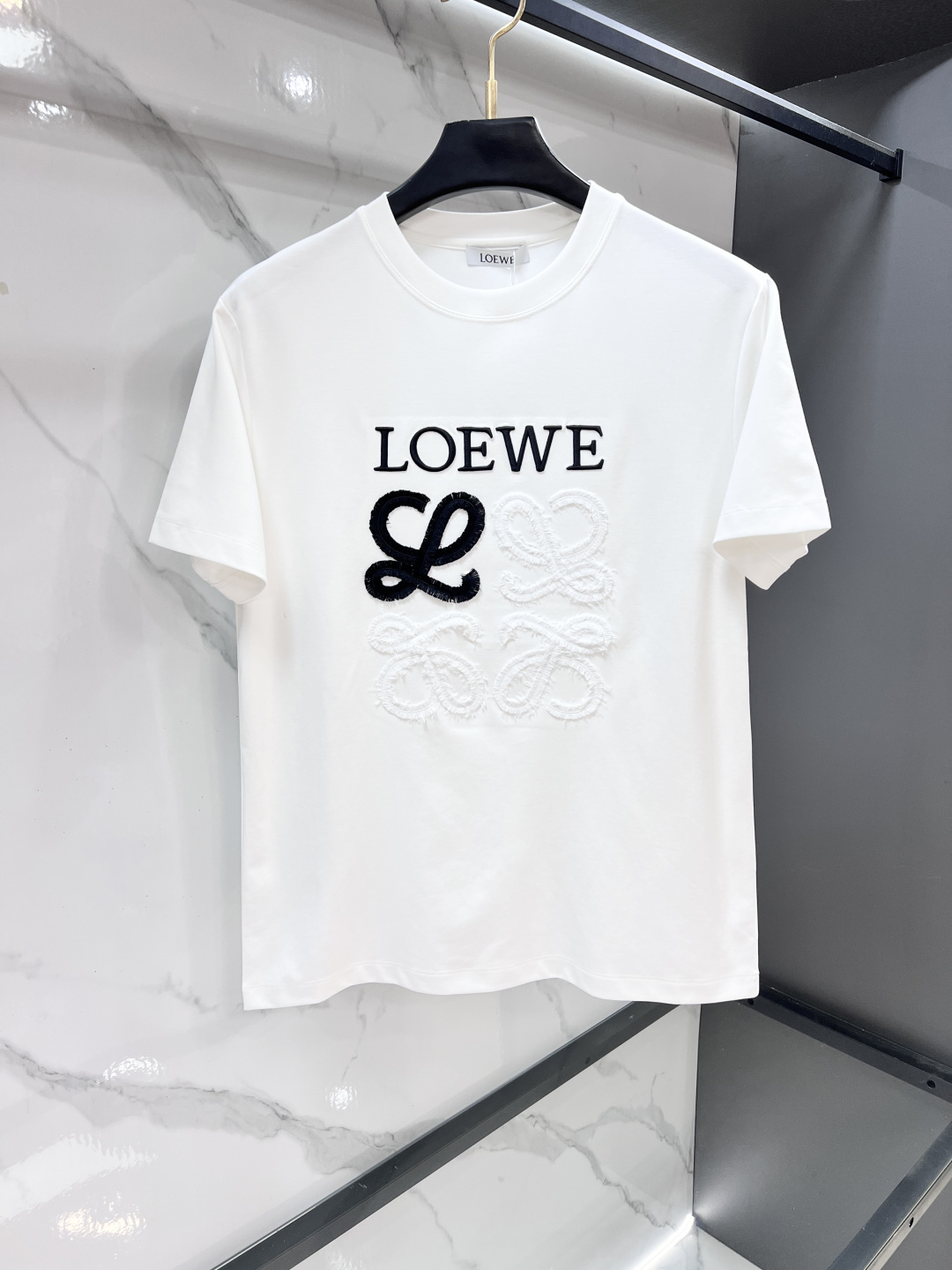 NO:957237,Luo Yiwei's 2026 spring and summer new style debut counter, the latest short-sleeved round neck T-shirt, high-end customization, avant-garde and fashionable design!  The brand logo is designed with heavy craftsmanship. High-end customized mercerized long-staple cotton fabric. Soft to the touch. Comfortable to wear. Exquisite stitching at the counter level. Fine workmanship. The upper body effect is incomparably handsome!  A must-have item for a stylish man!  ………………………………………… SizeS-XXL,,loewe,T-shirt,tees,t-shirt,19860909罗意威 2026春夏新款首发专柜最新款短袖圆领T恤 高端订制 设计前卫时尚！品牌logo重工艺设计 高端定制丝光长绒棉面料.手感柔软.穿着舒适.专柜级别精致车线.做工精细.上身效果无敌帅气！型男必备单品！……………………………………………… SizeS-XXL,,loewe,T-shirt,tees，t-shirt,,Men's clothing