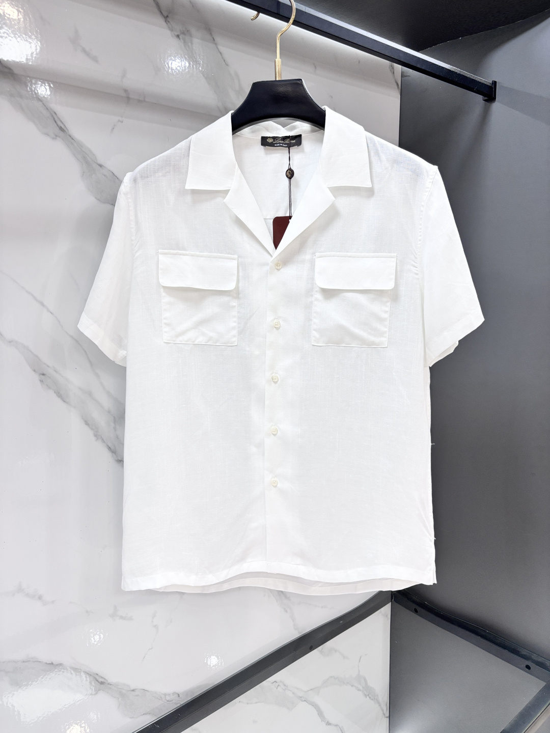 NO:957196,Lp  Old money style linen shirt, classic Chinese style collar...Natural draping without collapse, one-click switch between business and leisure, three-dimensional collar tailoring, fitting the neck line, highlighting elegant temperament. Low-key texture from a distance, rich color levels, breaking the monotony of solid colors, suitable for the pursuit of 'low-key and refined' dressing needs. Natural linen gives the fabric breathable and moisture-absorbing properties, enhances wrinkle resistance and  It is durable, feels dry and non-sticky, and can cool down the body by 3-5°C when worn in summer. The surface of the fabric has a natural texture, which produces unique 'aging' wrinkles as it is worn, giving it a retro charm as time goes by. After pre-shrinking, the dimensional stability after washing is improved by 80%. For urban men who pay attention to fabric texture and detailed design, they refuse to be exaggerated and pursue 'less'  is more' dressing philosophy, and is good at using basic styles to create a sense of luxury. It abandons exaggeration and publicity, and uses delicate brushstrokes with dark textures to outline a unique charm on the natural canvas of linen. Every texture is like a kiss left inadvertently by time, with the temperature and texture of life.…………………………………………………… SizeM-XXXL,, loro piana, shirts,19860909Lp 老钱风亚麻衬衫,经典中式领...自然垂坠不软塌,商务休闲一键切换,领部立体剪裁,贴合颈部线条,凸显儒雅气质.远观低调质感,颜色层次丰富,打破纯色单调,适合追求“低调精致”的穿搭需求.天然亚麻赋予面料透气吸湿特性,增强抗皱性与耐用度,触感干爽不粘身,夏季穿着体感降温3-5℃.面料表面带有自然肌理感,随穿着产生独特“养旧”褶皱,越穿越有复古韵味；经预缩处理,水洗后尺寸稳定性提升80.面向注重面料质感与细节设计的都市男性,他们拒绝浮夸,追求“less is more”的穿衣哲学,擅长用基础款打造高级感.摒弃了浮夸与张扬,以暗纹理的细腻笔触,在亚麻的天然画布上勾勒出独有的韵味.每一道纹理,都像是时光不经意间留下的吻痕,带着生活的温度与质感.…………………………………………………… SizeM-XXXL,,loro piana,shirts,,Men's clothing