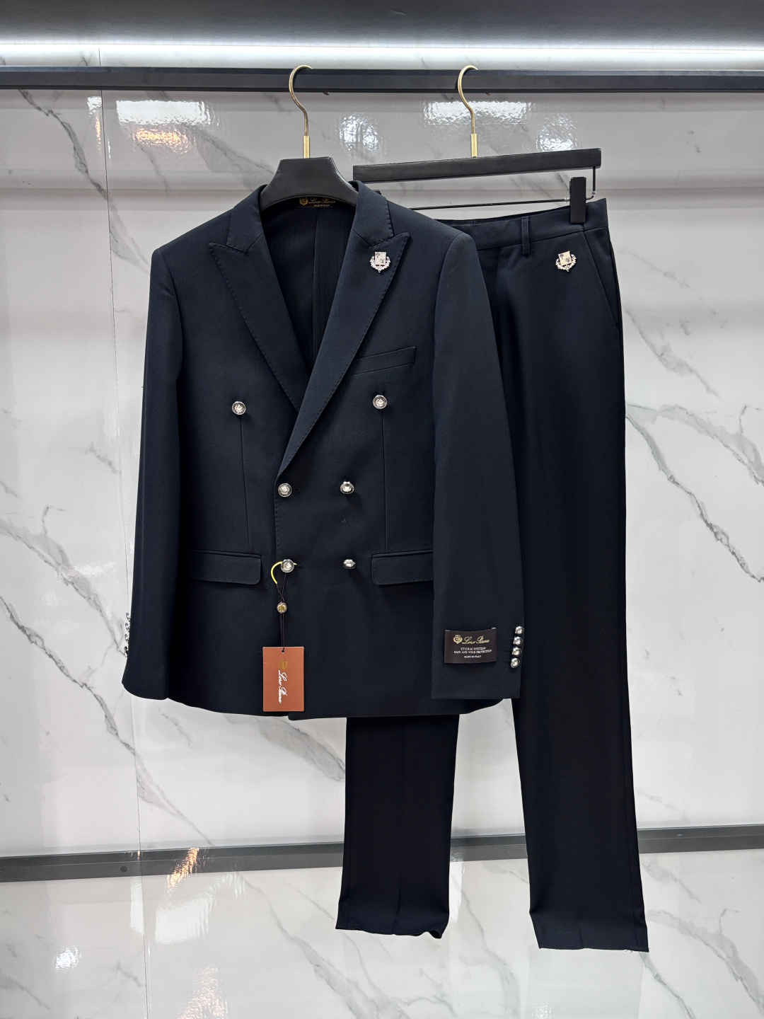 NO:952111,Lp【Collection of exquisite products】P family's latest pure wool suit, products from Hong Kong's foreign trade channels, imported from overseas, high-end luxury and top-notch products!  Exclusive sale!  --Weaving the high-level ritual of spring with ingenuity. When the cold wind carries the neon halo on the city street corner, a well-tailored wool suit can always make you have a calm aura among the crowd. The L spring series wool suit is inspired by 'the temperature of nature's gift' and combines Nordic minimalist aesthetics with oriental low-key luxury to create a winter wardrobe choice for urban elites that is both functional and fashionable. --Natural materials · Wisdom Breathing  Selected high-count ultra-fine merino wool from century-old Australian pastures, precision weaving with up to 520 threads per square centimeter, achieving a softer touch that is closer to the skin than cashmere. Say goodbye to the heavy and sticky constraints of traditional wool suits. Environmentally friendly dye processing certified by international Oeko-Tex makes every inch of the fabric exude the refreshing breath of the mountains. --Ergonomic tailoring · Mobile art exhibition  A team led by a senior patternmaker from Milan, based on the big data of Oriental body shapes, created an original '7° shoulder line slightly tilted' design - which not only retains the crisp silhouette of the suit, but also cleverly incorporates the smooth lines of Chinese tailoring. The special magnetic hidden buckle system at the waistline can freely adjust the tightness according to the body shape; the armpits are three-dimensionally cut and spliced with elastic fabric, which greatly increases the freedom of movement, even for the New Year's Eve waltz. --All-weather wear proposal  For business commuting, wear a light gray coat + white shirt + charcoal gray wide-leg pants. Twist it twice between meetings to create an exquisite dinner look. For weekend leisure, unbutton two buttons and wear a burgundy suede vest, wear a high-neck sweater and leather short boots. The afternoon time by the cafe window begins elegantly.  In LP's pure wool suit, there is a deep understanding of the life attitude of contemporary elites - true elegance never compromises due to temperature. When the cold wind blows by, you only need to gently shake off the snowflakes on your shoulders, and you will have your own calmness and warmth, always embracing the world gently. ……………………………………………… Size suit 46-58, pants 29-38.,, loro piana, boots, shirts, business suit, chamois leather,19860909Lp【典藏臻品】P家族最新纯羊毛西装套装,香港洋行渠道货,境外流入臻品,高奢顶尖品鉴货！独家销售！ --以匠心编织春季的高级仪式感, 当寒风裹挟着城市街角的霓虹光晕,一件剪裁合体的羊毛西装总能让你在人群中自带从容气场,L春装系列羊毛西装套装,以「自然馈赠的温度」为灵感,将北欧极简美学与东方低调奢华为一炉,为都市精英打造兼具功能性与时尚度的冬日衣橱之选.  --天然材质 · 智慧呼吸  精选澳洲百年牧场的高支数超细美利奴羊毛,每平方厘米高达520支的精密编织,成就比羊绒更亲肤的柔软触感.告别传统羊毛西装厚重黏腻的束缚.经国际Oeko-Tex认证的环保染料处理,让每一寸面料都散发着山野清冽的呼吸感. --人体工学剪裁 · 移动间的艺术展  由米兰籍资深版师领衔的团队,以东方人身型大数据为蓝本,独创「7°肩线微倾斜」设计——既保留西装挺括的廓形骨架,又巧妙融入中式剪裁的圆融线条.腰线处特制磁吸暗扣系统,可根据体态自由调节松紧度；腋下立体剪裁拼接弹力面料,大幅提高活动自由度,即使是跨年夜的华尔兹舞步亦能游刃有余. --全天候穿搭提案  商务通勤外搭浅灰大衣+白衬衫+炭灰阔腿裤,会议间隙轻旋两圈便是精致晚宴造型  周末休闲解开两粒纽扣配酒红麂皮马甲,下身搭高领针织衫与皮质短靴,咖啡厅窗边的午后时光自此优雅开始  在LP的纯羊毛西装里,藏着对当代精英生活态度的深刻理解——真正的优雅从不因温度妥协.当寒风呼啸而过时,你只需轻轻抖落肩头的雪花,自有一份从容与温度,始终与世界温柔相拥. …………………………………………………… Size西服46-58,裤子29-38.,,loro piana,boots,shirts,business suit,chamois leather,,Men's clothing