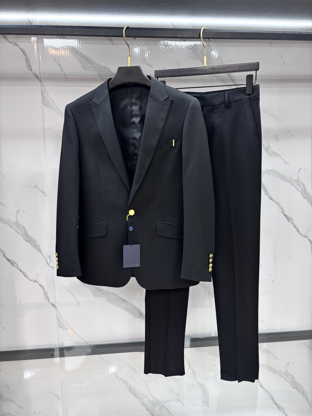 NO:952123,Lv original high-end suit, the same style as the official website, the new model from the Milan conference, the highest version on the market, the world's top designer's work, business casual, suitable for various gatherings and receptions, using high-end customized memory fabrics, super comfortable, business fashion style, the upper body effect is great.…………………………………………………… Size suit 46-58, pants 29-38.,, louis vuitton, business suit,19860909Lv 原单高端西装套装 官网同款, 米兰发布会走秀新款 市场最高版本,世界顶尖设计师作品,商务休闲,适合出示各种聚会酒会,采用高端定制记忆面料 舒适度超高 商务时尚款 上身效果超赞.…………………………………………………… Size西服46-58,裤子29-38.,,louis vuitton,business suit,,Men's clothing
