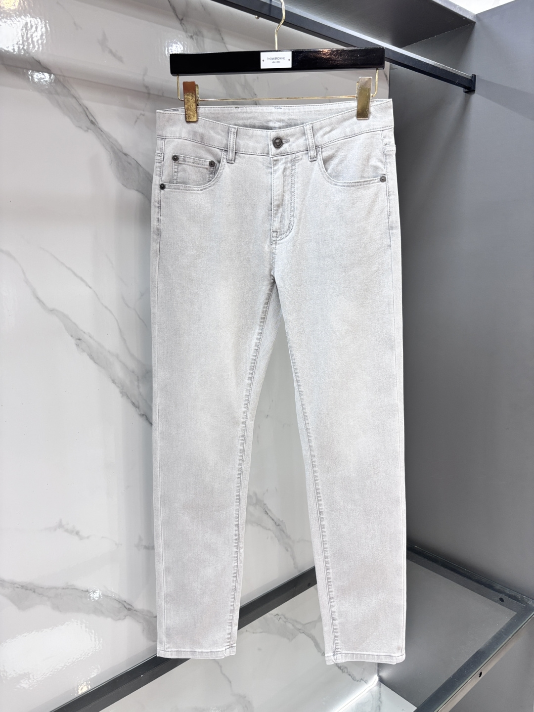 NO:952072,Luo Yiwei high-end customization, 2026 early autumn latest jeans, simultaneous sale at the counter, original customization, customer-supplied hardware accessories, original order quality, imported solid color denim elastic fabric, heavy washing, fine workmanship, excellent upper body!  The preferred items are complete with three standards.…………………………………………………… Size29-38,,loewe,jeans,19860909罗意威 高端定制、2026早秋最新款牛仔裤 柜台同步发售 原版定制 客供五金辅料 原单品质 进口固色牛仔弹力面料 重工洗水 做工走线精细 上身绝佳！优选单品 三标齐全.…………………………………………………… Size29-38,,loewe,jeans,,Men's clothing