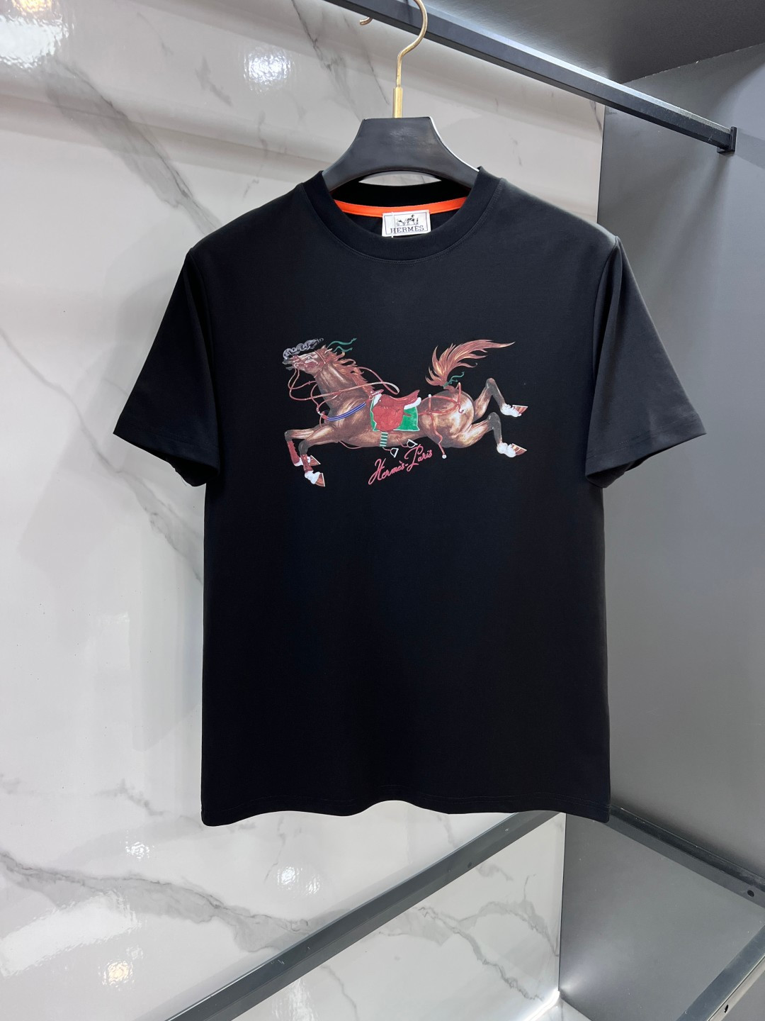 NO:952162,Hermès 2026 spring and summer new style debut counter, the latest short-sleeved round neck T-shirt, high-end customization, avant-garde and fashionable design!  The brand logo is designed with heavy craftsmanship. High-end customized mercerized long-staple cotton fabric. Soft to the touch. Comfortable to wear. Exquisite stitching at the counter level. Fine workmanship. The upper body effect is incomparably handsome!  A must-have item for a stylish man!  ………………………………………… SizeS-XXL,,hermes,T-shirt,tees,t-shirt,19860909爱马仕 2026春夏新款首发专柜最新款短袖圆领T恤 高端订制 设计前卫时尚！品牌logo重工艺设计 高端定制丝光长绒棉面料.手感柔软.穿着舒适.专柜级别精致车线.做工精细.上身效果无敌帅气！型男必备单品！……………………………………………… SizeS-XXL,,hermes,T-shirt,tees，t-shirt,,Men's clothing