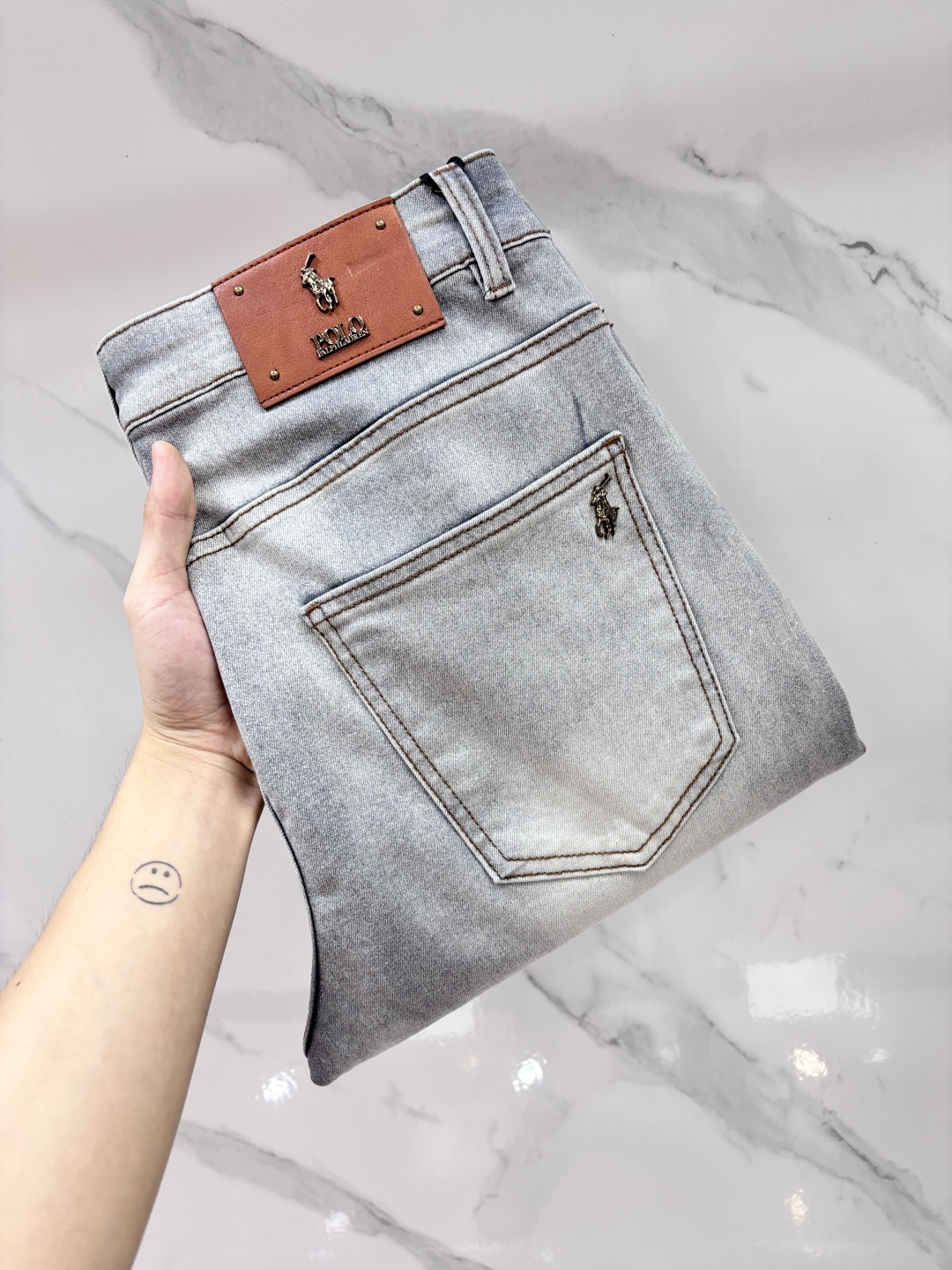 NO:952085,polo high-end customization, 2026 early autumn latest jeans, simultaneous sale at the counter, original customization, customer-supplied hardware accessories, original order quality, imported solid-color denim elastic fabric, heavy washing, fine workmanship and routing, excellent upper body!  The preferred items are complete with three standards.…………………………………………………… Size29-38,,jeans,19860909polo 高端定制、2026早秋最新款牛仔裤 柜台同步发售 原版定制 客供五金辅料 原单品质 进口固色牛仔弹力面料 重工洗水 做工走线精细 上身绝佳！优选单品 三标齐全.…………………………………………………… Size29-38,,jeans,,Men's clothing