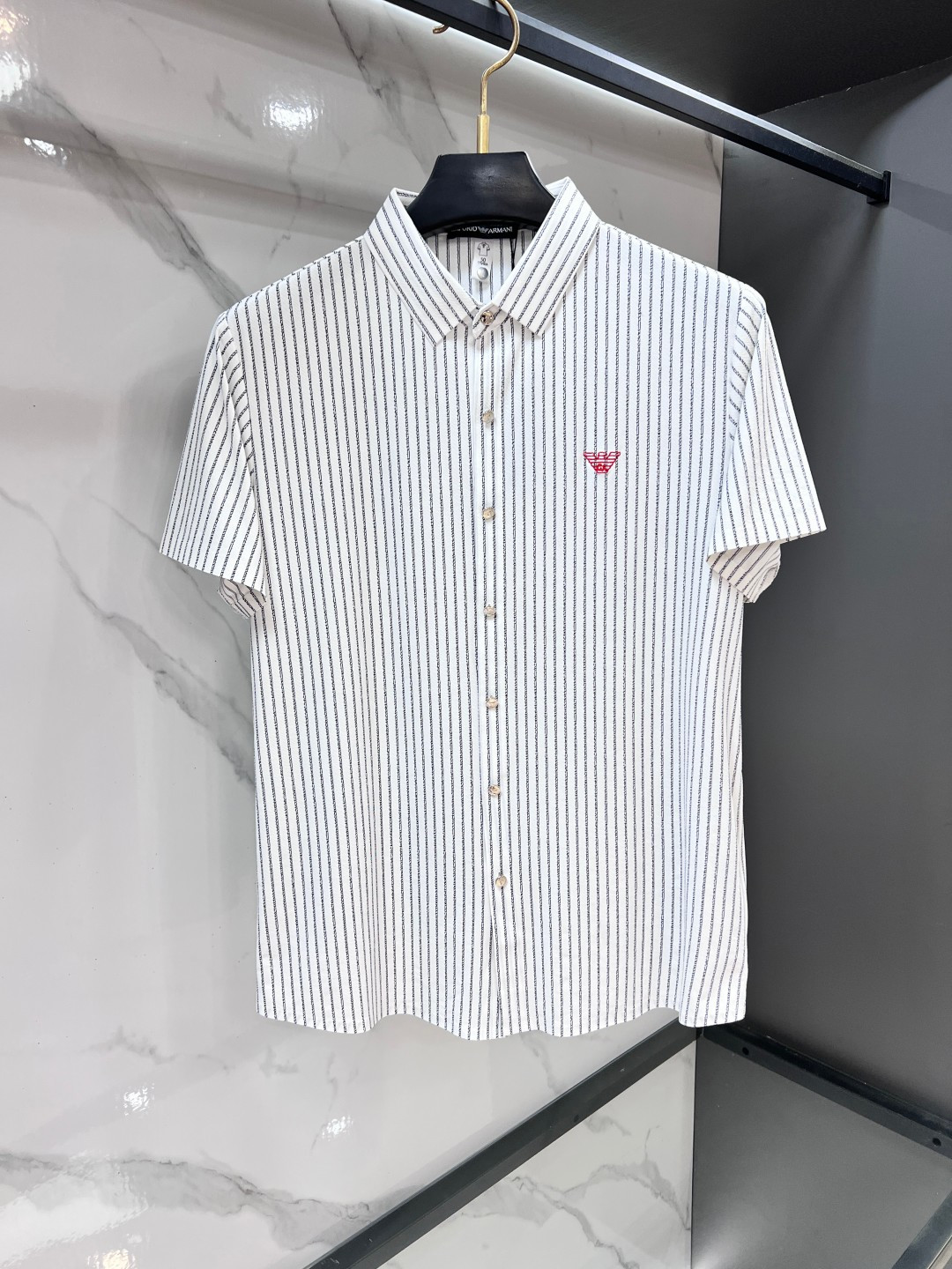 NO:952171,Armani 2026ss new lapel short-sleeved shirt, customized top-notch cool nylon seamless shirt!  Designed with heavy craftsmanship, embellished with logos of fashionable big-name elements, the upper body has a great shape, and the fabric is fine, comfortable and breathable. It looks great with any combination and is a must-have for fashionable men!  ……………………………………………………………… SizeM-XXXL,,armani,shirts,T-shirt,19860909阿玛尼 2026ss新款翻领短袖衬衫,定制顶级冰爽锦氨无痕衬衫！重工艺设计,时尚大牌元素logo点缀,上身版型超赞,面料细腻舒适透气,随意搭配都超级好看时尚型男必备款哦！…………………………………………………… SizeM-XXXL,,armani,shirts,T-shirt,,Men's clothing