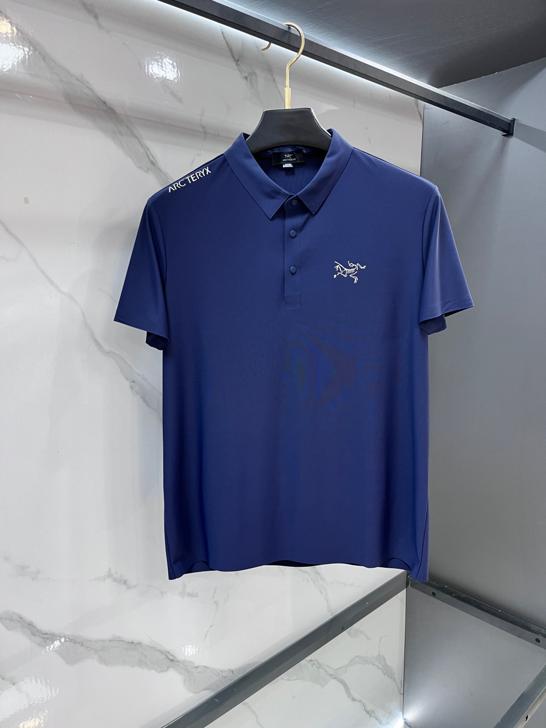 NO:957105,Arc'teryx 2026ss new summer product, men's no-iron anti-quick-drying business short-sleeved POLO shirt, rarely available through trading company channels, ahead of GW sales!  Lujia's summer show item, unique texture!  The fabric is silky and shiny, no-iron, anti-wrinkle and full of drape. No matter how you ravage it, it will remain as smooth as ever!  The fabric is made from custom-made imported polyester fiber fabrics. The fabric is wrinkle-resistant, lightweight and easy to care for. It feels light, silky and delicate. It has excellent breathability, moisture absorption and quick-drying properties. The upper body has a cooling effect. It is definitely the best choice for your summer wardrobe. If you get the actual product, you will definitely have an endless desire to repurchase!  The exquisite and smooth hemming and routing technology can withstand the harsh scrutiny and severe test of the masses. The basic and first-class tailoring makes the upper body three-dimensional and tall, handsome and charming!  …………………………………………………… SizeM-XXXl,,louis vuittonac'teryx,louis vuitton,T-shirt,19860909始祖鸟 2026ss夏季新品,男士免烫抗速干商务短袖POLO衫,贸易公司渠道稀出,领先GW发售！驴家夏季秀款单品,独特纹理！面料丝滑冰感有光泽,免烫抗皱垂感十足,不论你如何蹂躏都会顺滑如初！ 面料精选客供定制进口聚酯纤维面料制成,面料抗皱轻盈好打理,手感轻薄丝滑细腻,拥有着极佳的透气吸湿速干性能,上身自带降温功效,绝对是夏日衣橱中不二之选,实物到手绝对会让你有无限回购的渴望！精湛平顺的包边走线工艺,经得起群众苛刻的目光审视及严峻考验,基础合体的一流版型裁剪,上身立体挺拔,帅气迷人！…………………………………………………… SizeM-XXXl,,louis vuittonarc'teryx,louis vuitton,T-shirt,,Men's clothing