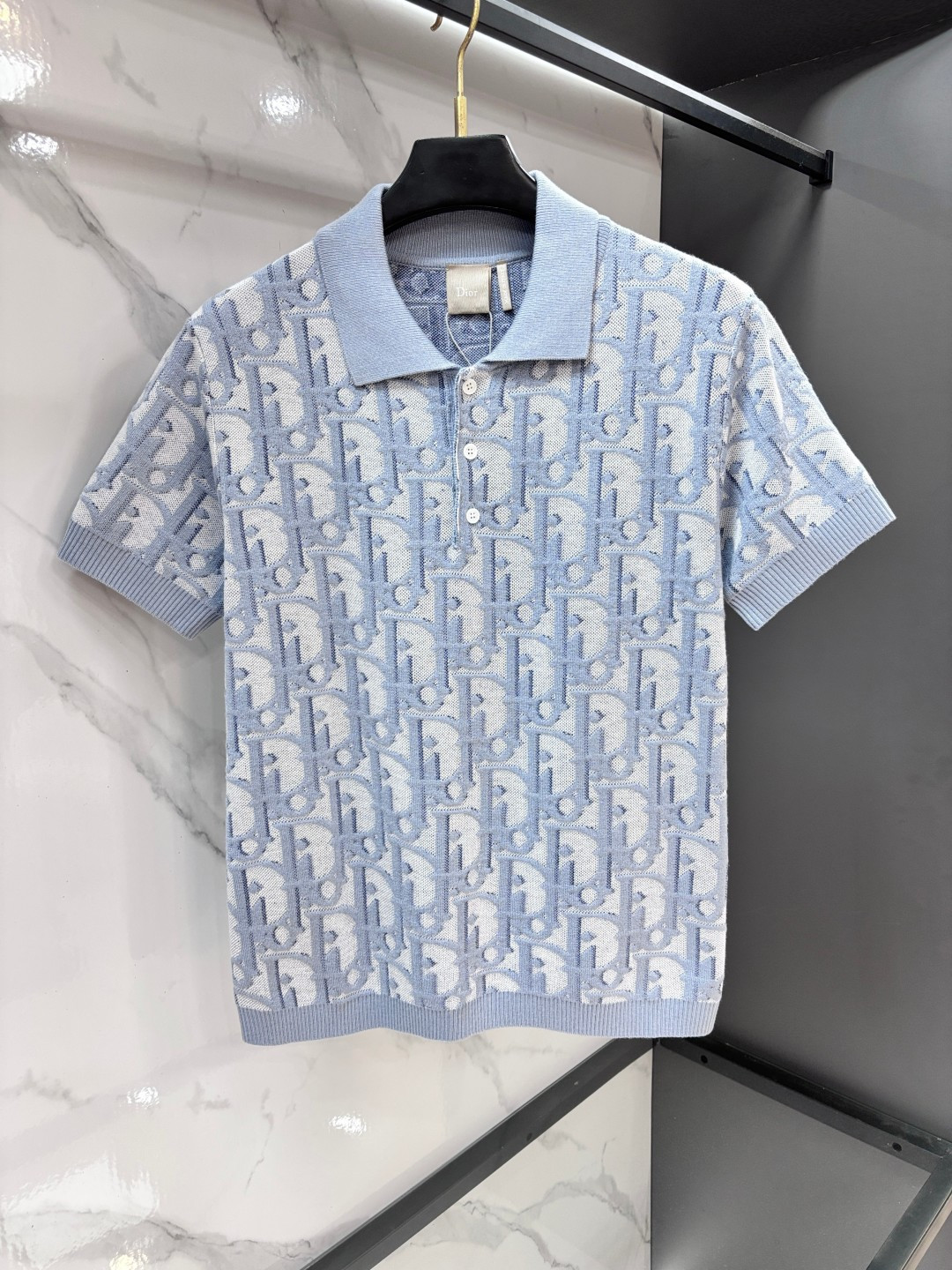 NO:957205,Dior monogram jacquard knitted short-sleeved POLO shirt  This full-print jacquard knitted Polo shirt is made of soft, skin-friendly high-quality knitted fabrics. It has a delicate touch, good breathability and drape, and is comfortable and unrestricted on the upper body. It uses precise three-dimensional jacquard technology to woven the brand's classic logo all over the body. The texture is clear and three-dimensional, with rich layers, and is not easy to deform and fall off. The classic lapel is matched with a three-button placket, and the collar is reinforced and locked.  The edges are processed, and the routing is neat and firm, making it less likely to loosen after long-term wear. The short-sleeved cuffs and hem are made with ribbed edge processing, which fits the body shape and is not easy to curl. The overall sewing is precise and smooth, taking into account both comfortable wearing experience and light luxury texture. The simple and elegant version is suitable for many types of wearing scenes, and the details are full of craftsmanship. The overall routing is straight and delicate, the fabric is comfortable and soft, and the colors are consistent and without color difference.  Can be matched with the same style to create a fashionable look, to suit various occasions, customized accessories, complete with three standards!  ……………………………………………………………… SizeS-XL,,dior,T-shirt,19860909迪奥 字母提花针织短袖POLO衫 这款满印提花针织Polo衫甄选软糯亲肤的优质针织面料,触感细腻且具备良好的透气性与垂坠感,上身舒适无束缚.采用精密立体提花工艺,将品牌经典标识满幅织于衣身,纹理清晰立体、层次丰富,不易变形脱线.经典翻领搭配三粒扣门襟,领口经过加固锁边处理,走线工整牢固,久穿不易松垮.短袖袖口与下摆采用罗纹收边工艺,贴合身形且不易卷边,整体车缝精密平整,兼顾舒适穿着体验与轻奢质感,简约大气的版型适配多类穿搭场景,细节处尽显匠心工艺.整体走线平直细腻,面料舒适柔软,颜色一致无色差 能与同款搭配营造时尚造型,驾驭各种场合,定制辅料,三标齐全！…………………………………………………… SizeS-XL,,dior,T-shirt,,Men's clothing