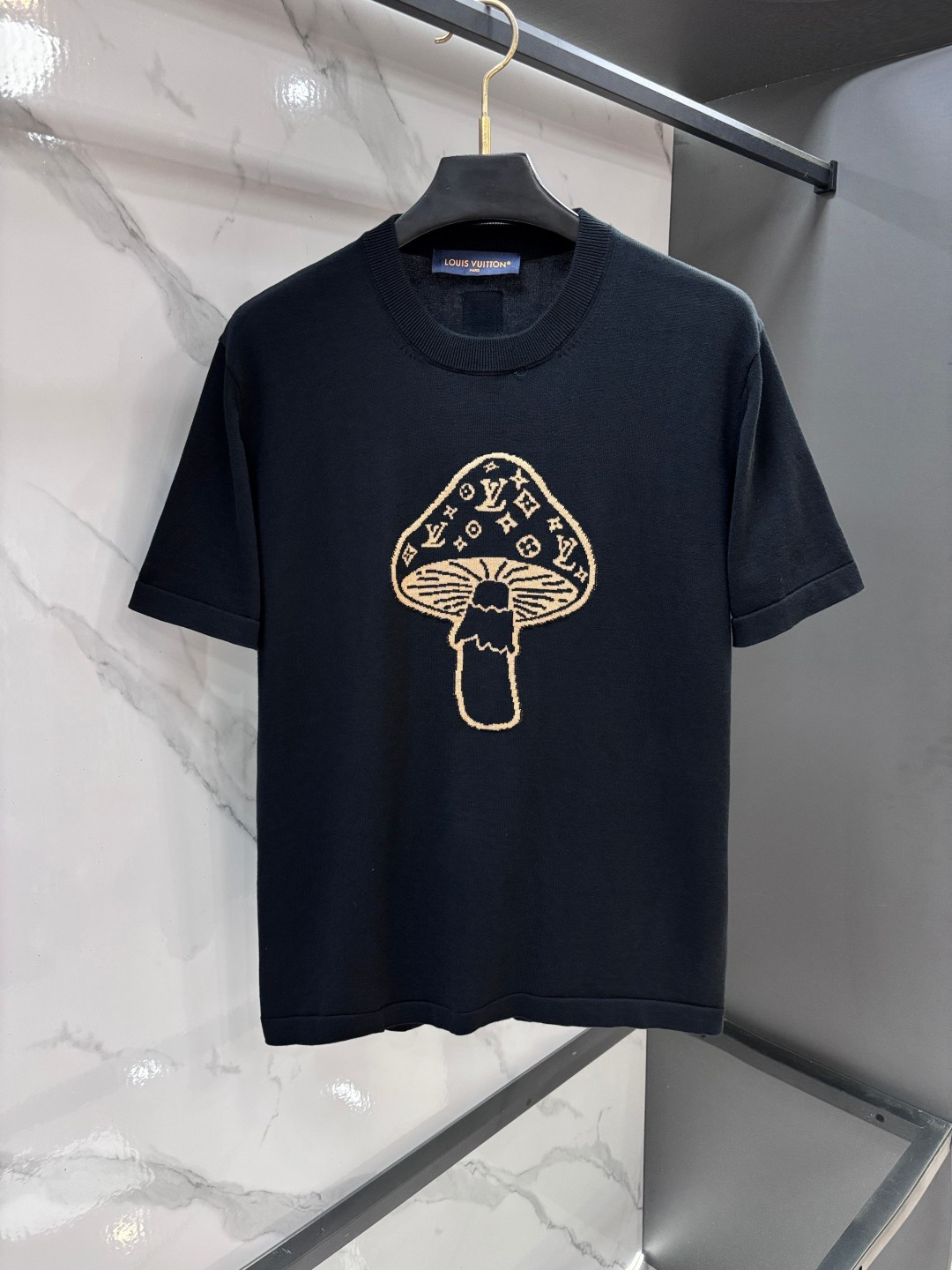 NO:957191,Lv mushroom jacquard logo knitted short-sleeved original version is developed 1:1. If there is no original version, it will not be developed. Distinguish the market currency. Feel free to compare. The fabric is made of combed cotton 60-count wool yarn. It is woven on a 14-gauge wool loom. Every detail is reproduced according to the original version 11. Ready-made garments are washed - fixed color - fixed version.  Made from fine knitted cotton, this neat T-shirt has a casual silhouette with fun graphics. Inspired by this season’s journey through the British countryside, it features a playful mushroom intarsia pattern on the front and cleverly integrated Monogram logo. …………………………………………… SizeS-XL,, louis vuitton, T-shirt, tees, t-shirt,19860909Lv 蘑菇提花标识针织短袖原版1:1开发 无原版不开发 区别市场通货 随意对比 面料采用精梳棉60支毛纱. 工艺14针毛织机织成,每一处细节按原版11复刻.成衣洗水-固色-固定版型. 这款利落的T恤采用细腻针织棉料制成,休闲造型搭配趣味图形.其灵感源于本季的英伦乡间漫旅,正面饰有俏皮的蘑菇嵌花图案,并巧妙融入Monogram标识. …………………………………………………… SizeS-XL,,louis vuitton,T-shirt,tees，t-shirt,,Men's clothing