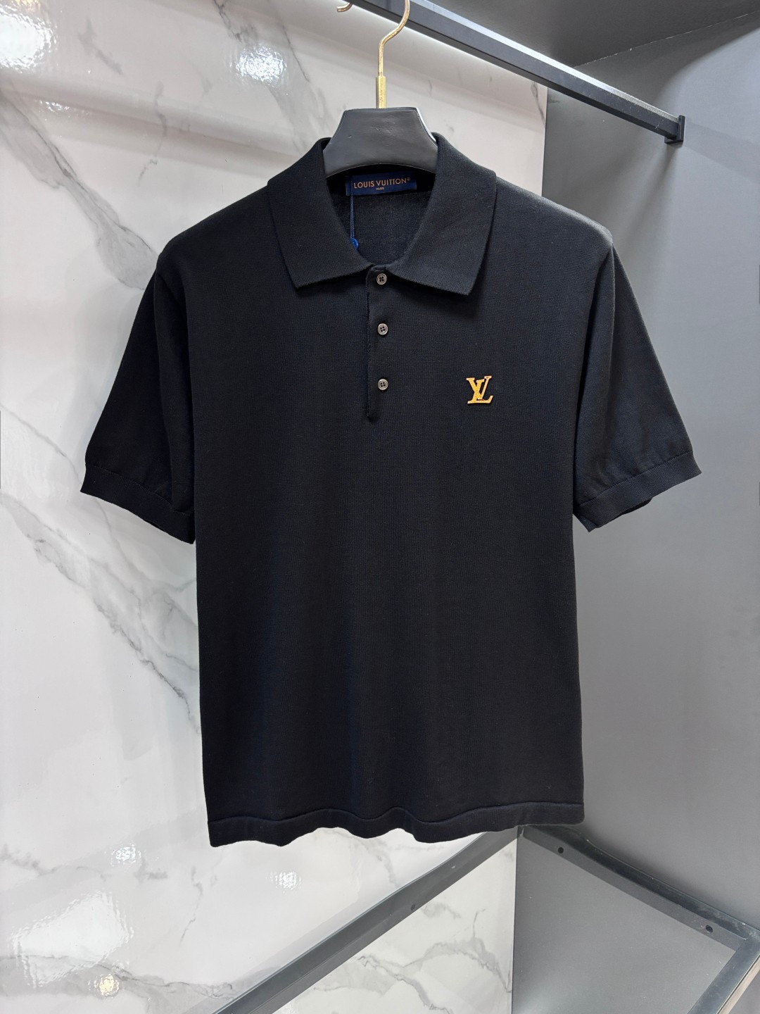 NO:957222,LV Louis Vuitton Logo Knitted Polo Short Sleeve This polo shirt is clean and simple, with a classic silhouette reinterpreted in cotton fabric. The LV logo on the chest is inspired by VVN leather, echoing the brand's long-standing leather goods heritage. Contrast trim and saddle stitching outline the details. It can be a wardrobe staple and can easily be worn in various looks. Polo-style ribbed collar, with button-front ribbed cuffs VVN on the chest  Leather style logo patch for men and women ……………………………………………………………… SizeS-XL,,louis vuitton,louis vuitton,T-shirt,19860909Lv 路易威登 徽标针织Polo短袖 本款马球衫利落简约,以棉质面料焕新演绎经典廓形.胸前 LV 标识撷取 VVN 皮革灵感,呼应品牌历史悠久的皮具传承,撞色饰边与马鞍线迹勾勒细节.可作衣橱常备之选,轻松驾驭各式造型. 马球衫式罗纹衣领,搭配纽扣前襟罗纹袖口 胸前饰有 VVN 皮革风格标识贴饰 男女同款 …………………………………………………… SizeS-XL,,louis vuitton,louis vuitton,T-shirt,,Men's clothing