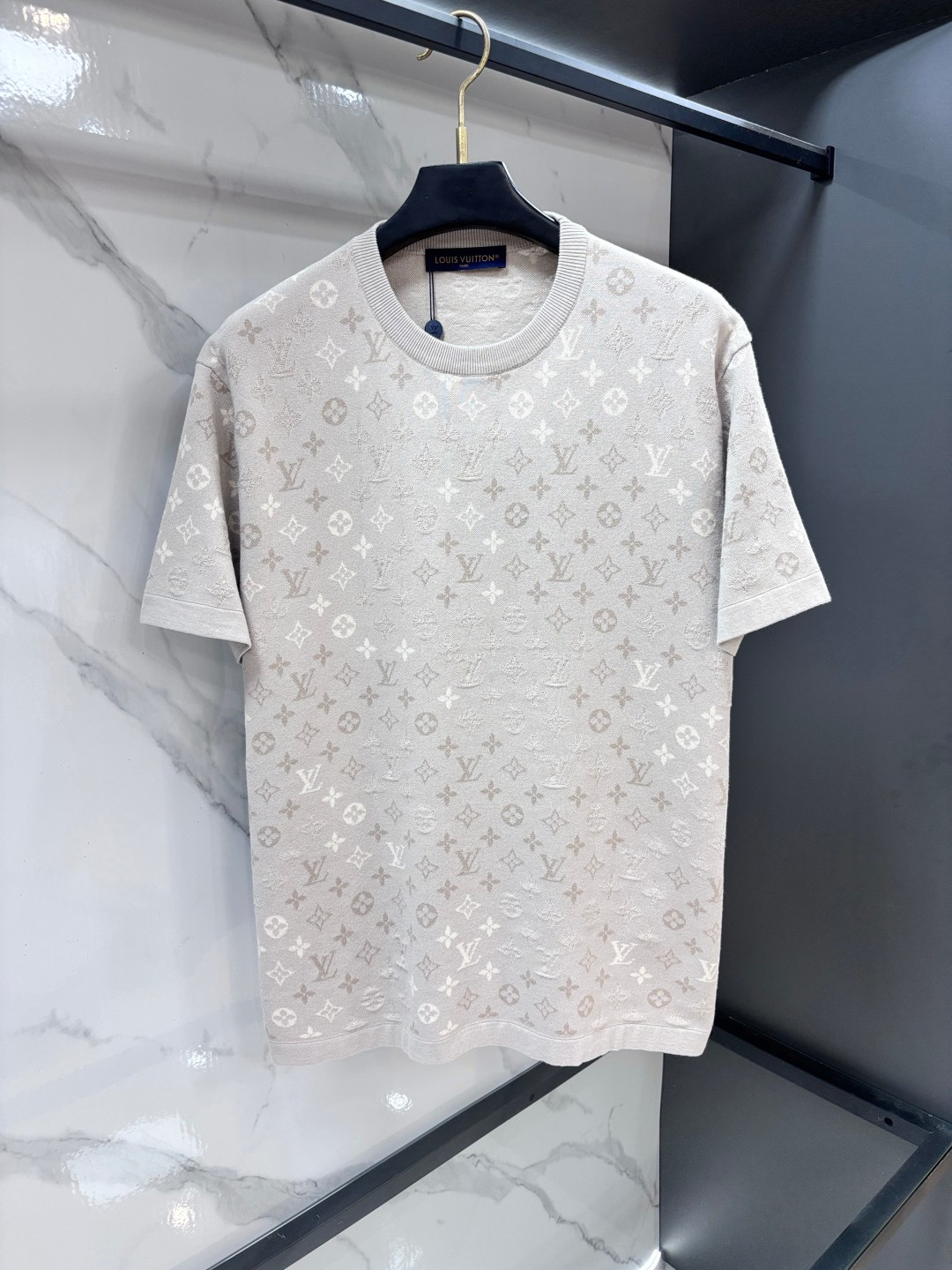 NO:957197,Lv Monogram full-flower knitted round neck short-sleeved fabric is made of the original heavyweight pure cotton material.  It ensures skin-friendliness and comfort when wearing. The full-width jacquard pattern is not ordinary printing, but uses jacquard weaving technology. This means that the pattern is integrally formed during the weaving process. The pattern part has a concave and convex three-dimensional feel, a high-grade touch, and is durable and not easy to fall off. Through precision jacquard  Craftsmanship, the pattern will show subtle color changes and a unique luster under different light and angles. It looks like a camouflage texture from a distance, and it looks like exquisite LV presbyopia when seen up close. The texture is extraordinary. It is custom-woven and dyed, and there is no color difference from the original version. The craftsmanship is perfectly restored, with three complete standards and customized accessories.  ……………………………………………………………… SizeS-XL,,louis vuitton,T-shirt,19860909Lv Monogram满花针织圆领短袖 面料采用原版一致重磅纯棉材质, 保证了穿着时的亲肤性与舒适度.全幅提花图案并非普通印花,而是采用提花织造技术.这意味着图案是在织布过程中一体成型,图案部分有凹凸的立体感,触感高级,且耐久不易脱落.通过精密的提花工艺,图案在不同光线和角度下会呈现微妙的色调变化与独特的光泽感,远看是迷彩纹理,近看则是精致的LV老花,质感非凡.定织定染,与原版无任何色差.匠心工艺完美还原,三标齐全,定制辅料. …………………………………………………… SizeS-XL,,louis vuitton,T-shirt,,Men's clothing