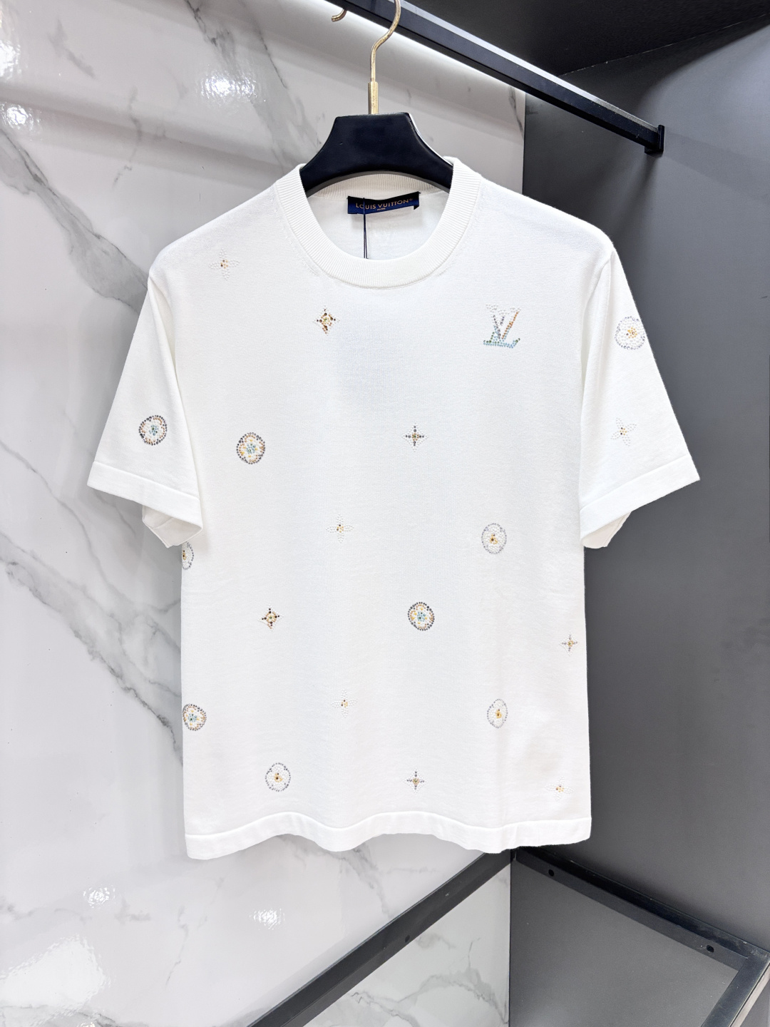 NO:957206,LV Louis Vuitton floral hot diamond pattern logo short-sleeved T-shirt This cotton short-sleeved crew neck shirt focuses on the 1V Flowers pattern of the season. Colorful rhinestones are arranged on the sleeves and front and back, cleverly constructing the gorgeous clusters of Monogram flowers and the 1V logo, showing the gorgeous atmosphere of jewelry. Can be paired with other items in the same series to create a striking modern look. …………………………………………………… SizeS-XL,, louis vuitton, louis  vuitton,T-shirt,tees,t-shirt,19860909Lv 路易威登花卉烫钻图案标志短袖T恤 本款棉质短袖圆领衫聚焦当季1V Flowers 图案,为衣袖和前后排布色彩斑斓的莱茵石,巧妙构筑 Monogram 花卉幻化的绚烂花簇和1V 标识,尽显灿若珠宝的华美气息.可搭配同系列其他单品,打造引人注目的摩登造型. …………………………………………………… SizeS-XL,,louis vuitton,louis vuitton,T-shirt,tees，t-shirt,,Men's clothing