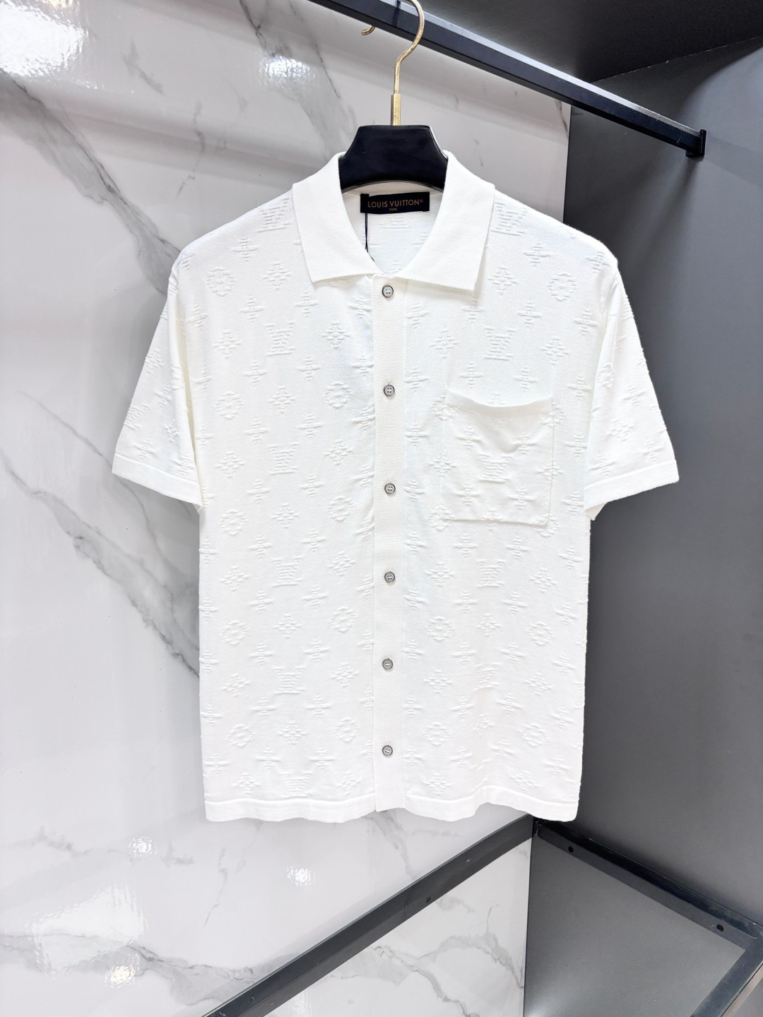 NO:957214,LV embossed woolen short-sleeved cardigan This short-sleeved shirt is made of draped cotton knitting, with smooth three-dimensional stitching for the full-length Monogram pattern. It is equipped with elegant patch pockets and pearlescent buttons, adding a fresh and casual atmosphere to the classic and versatile style.………………………………………… SizeS-XL,, louis vuitton, shirts, T-shirt,19860909Lv 浮雕毛织短袖开衫 本款短袖衬衫取材垂顺棉质针织,为全幅Monogram图案融入光滑立体缝线,搭配考究贴袋和珠光纽扣,为经典百搭款型平添一丝清新休闲气息.…………………………………………………… SizeS-XL,,louis vuitton,shirts,T-shirt,,Men's clothing