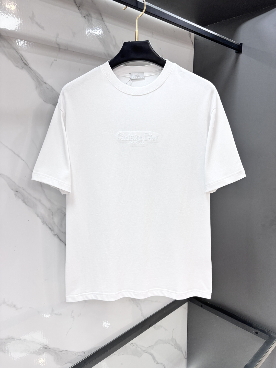 NO:957213,Dior's 2026 best-selling short-sleeved T-shirt at the counter, classic small embroidered logo on the chest, casual couple short-sleeved T-shirt, classic pattern design, made of 270g pure cotton fabric, a must-have for couples!  It's skin-friendly and breathable, it's so personalized, and it's the same style for men and women!  ……………………………………………………………… SizeS-XXL,,dior,T-shirt,tees,t-shirt,19860909迪奥 2026专柜热销款短袖T恤,经典胸前小标图案刺绣logo,休闲情侣短袖T恤,经典图案设计,采用270g克重纯棉面料,可搭配情侣刷街必备！亲肤透气,简直太个性了,男女同款！ …………………………………………………… SizeS-XXL,,dior,T-shirt,tees，t-shirt,,Men's clothing